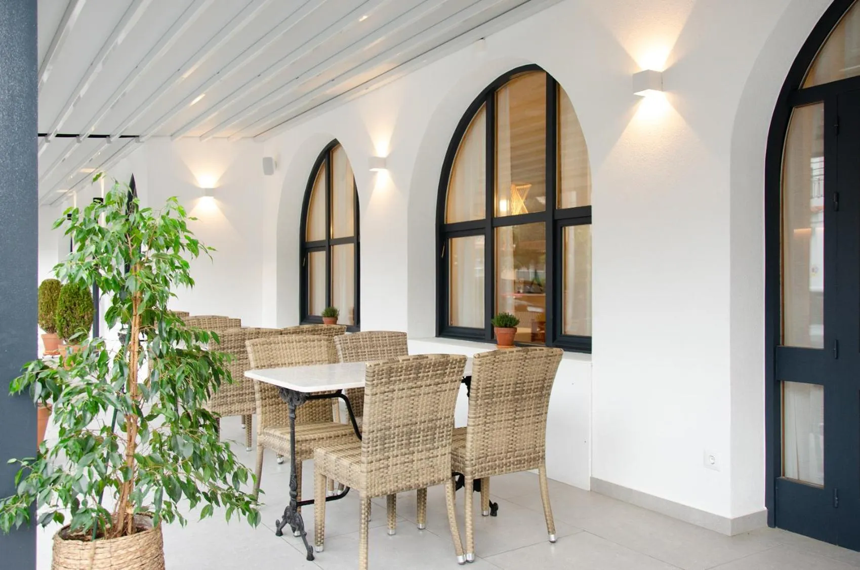 Restaurant/places to eat in Hotel Medes II