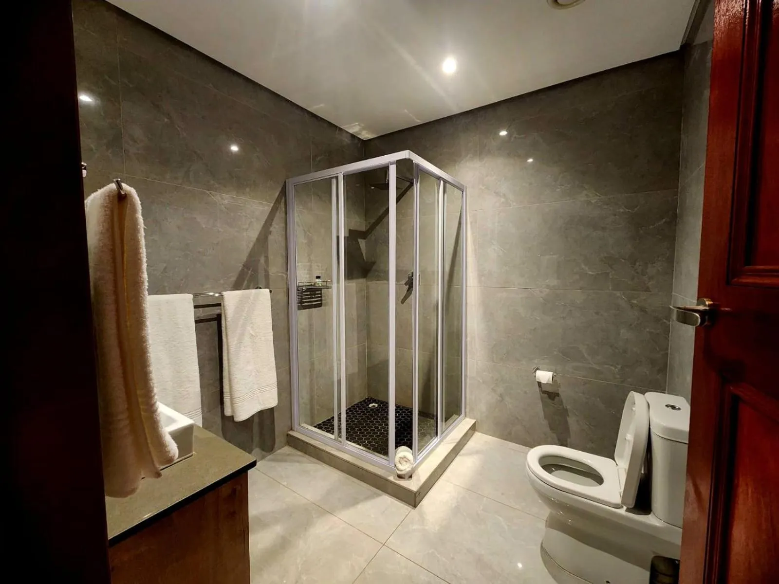 Shower in 12 Oceans Hotel and Conference Centre