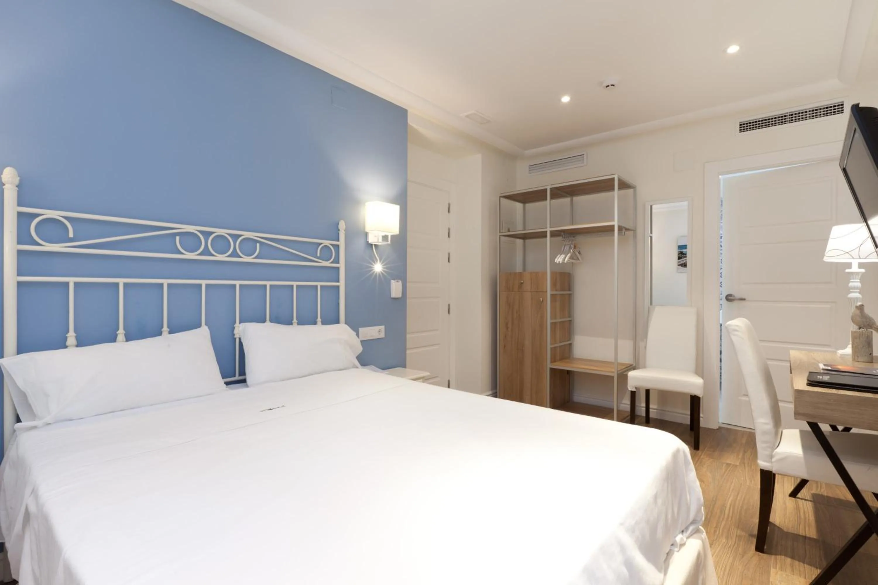 Photo of the whole room, Bed in MR Hotelet de la Raconà & Apartments