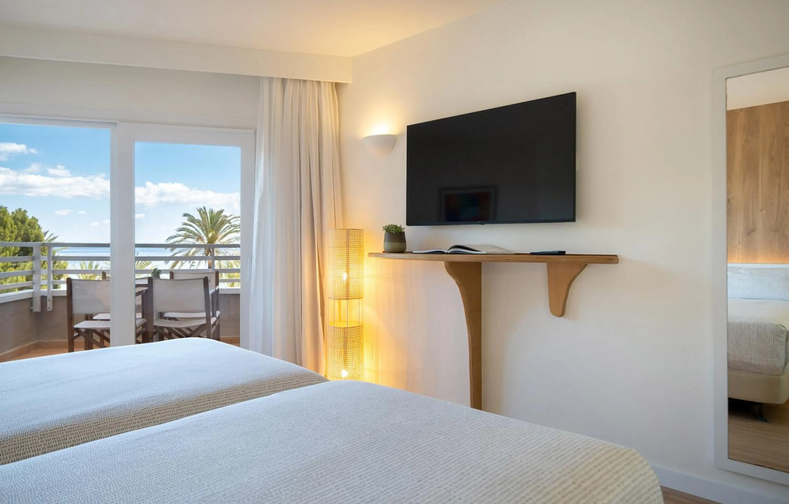 Communal lounge/ TV room, Bed in INNSiDE by Meliá Wave Calviá