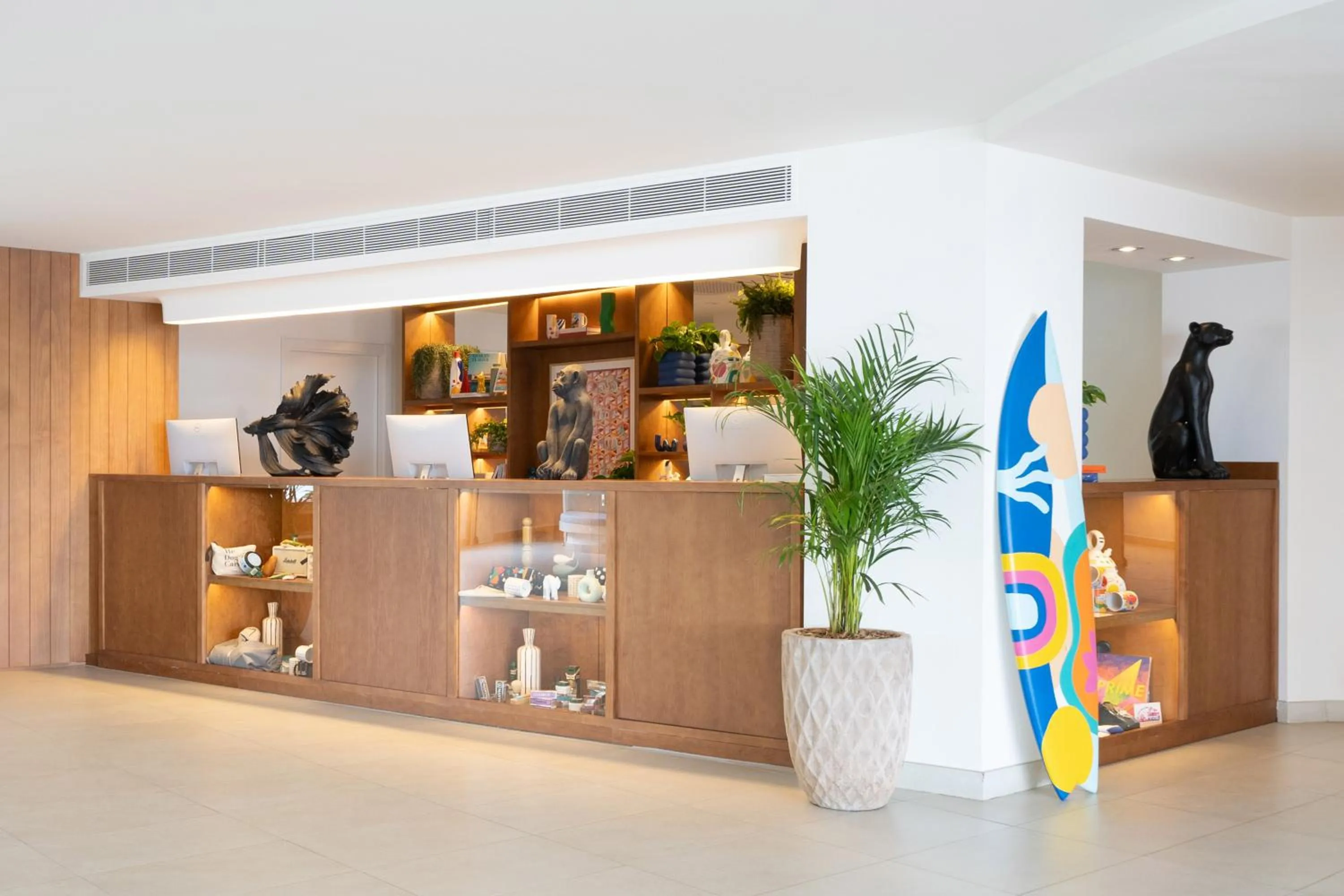 Lobby or reception in INNSiDE by Meliá Wave Calviá