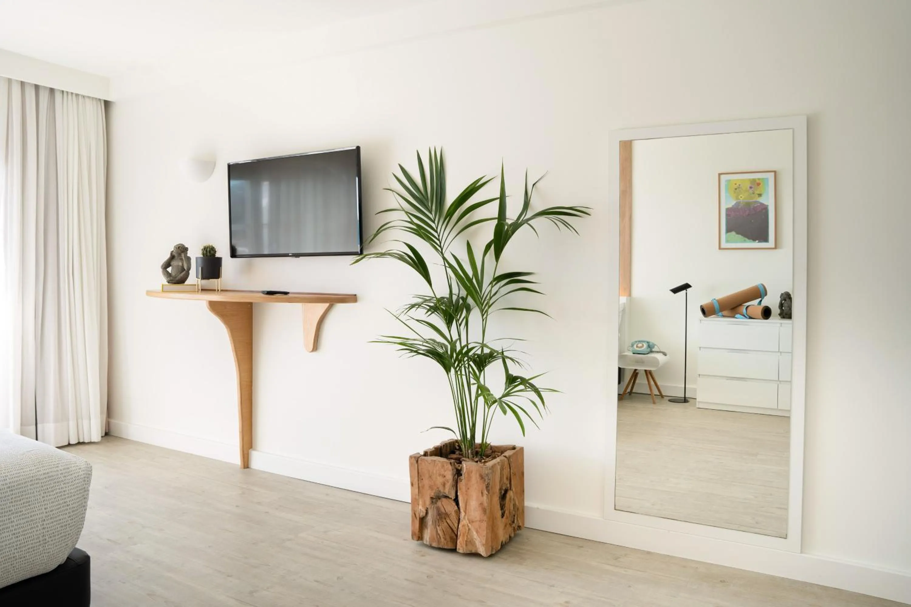 Communal lounge/ TV room in INNSiDE by Meliá Wave Calviá