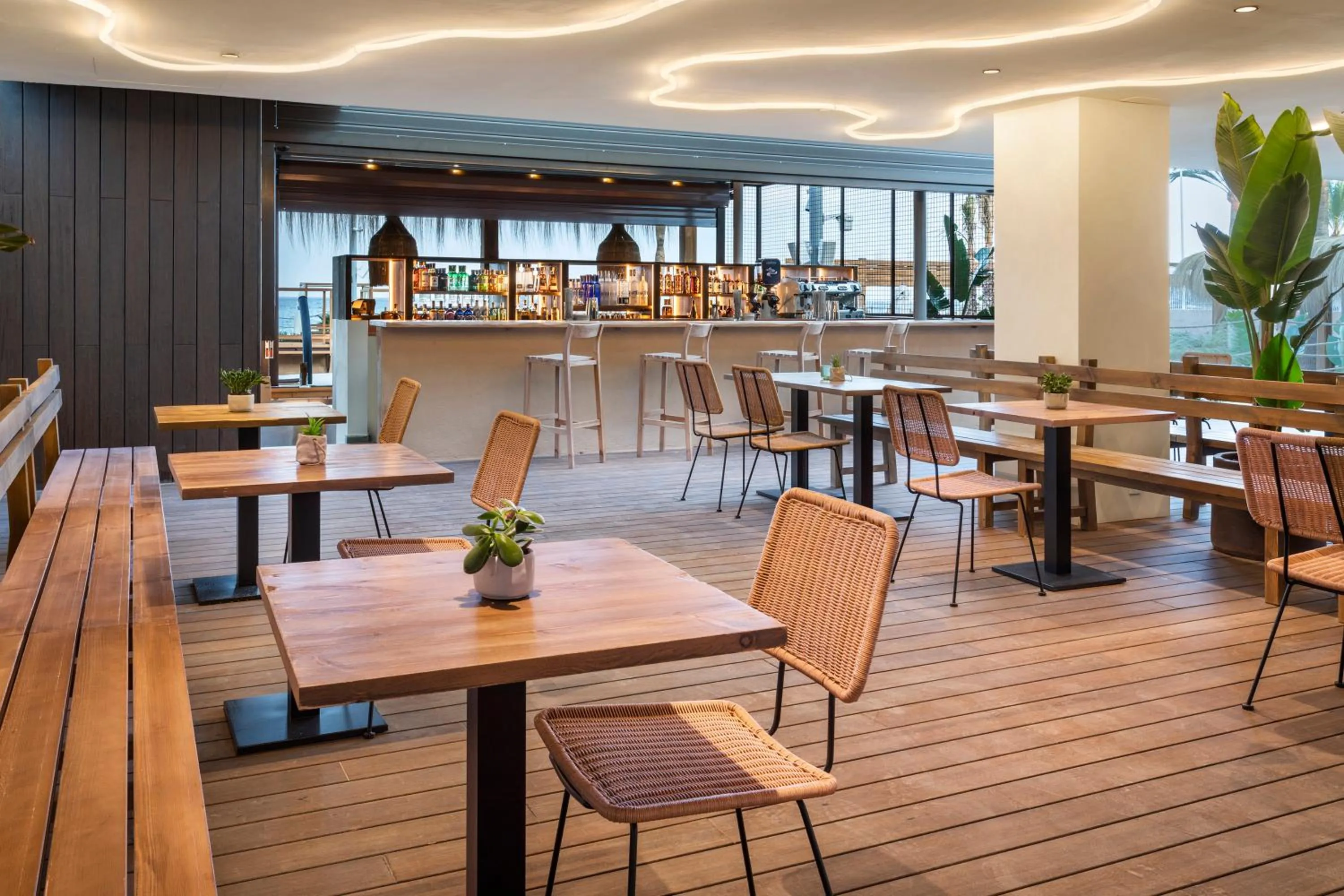 Restaurant/places to eat in INNSiDE by Meliá Wave Calviá