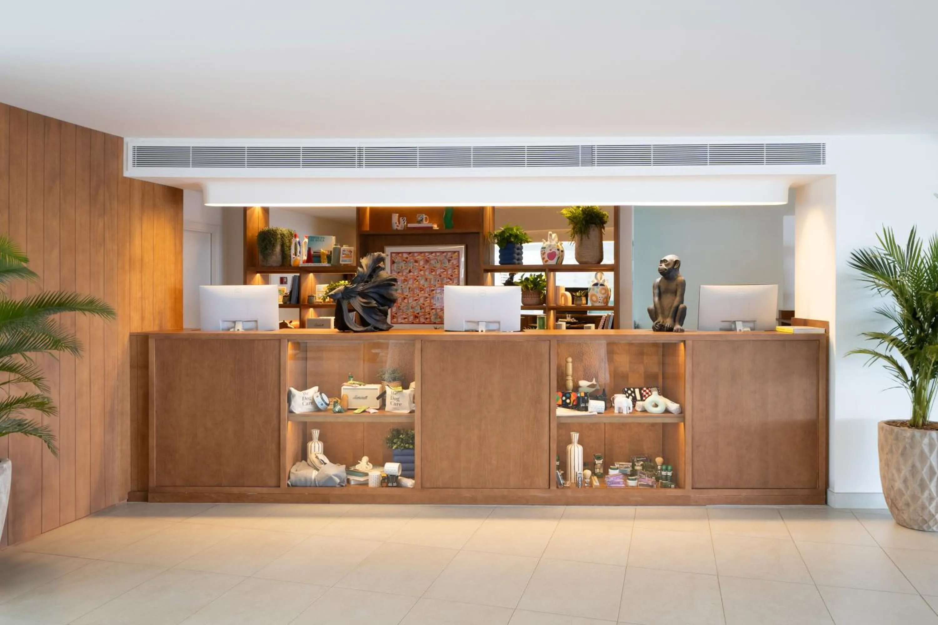 Lobby or reception in INNSiDE by Meliá Wave Calviá