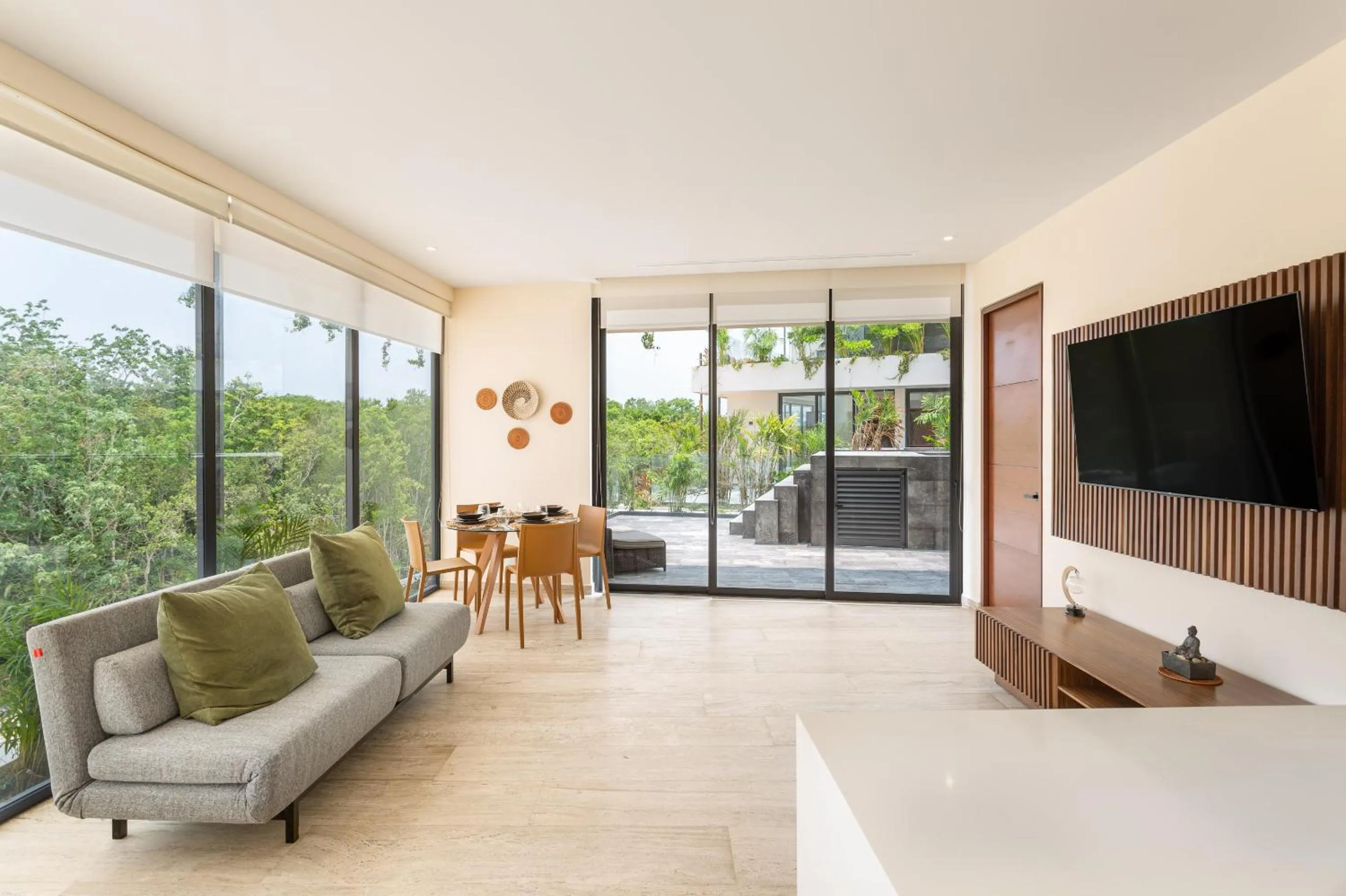 Communal lounge/ TV room in Mistiq Temple I