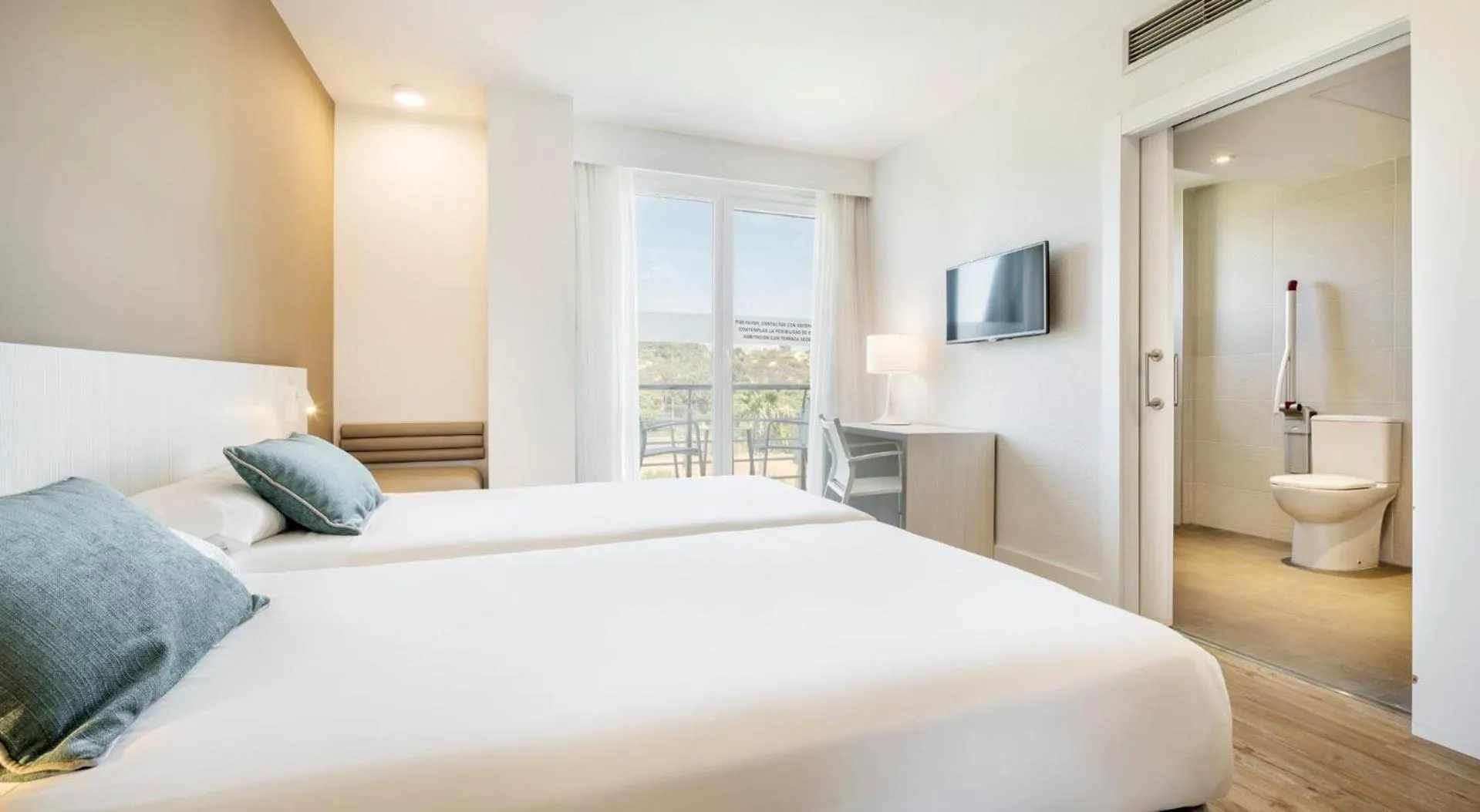 Facility for disabled guests, Bed in Ilunion Islantilla