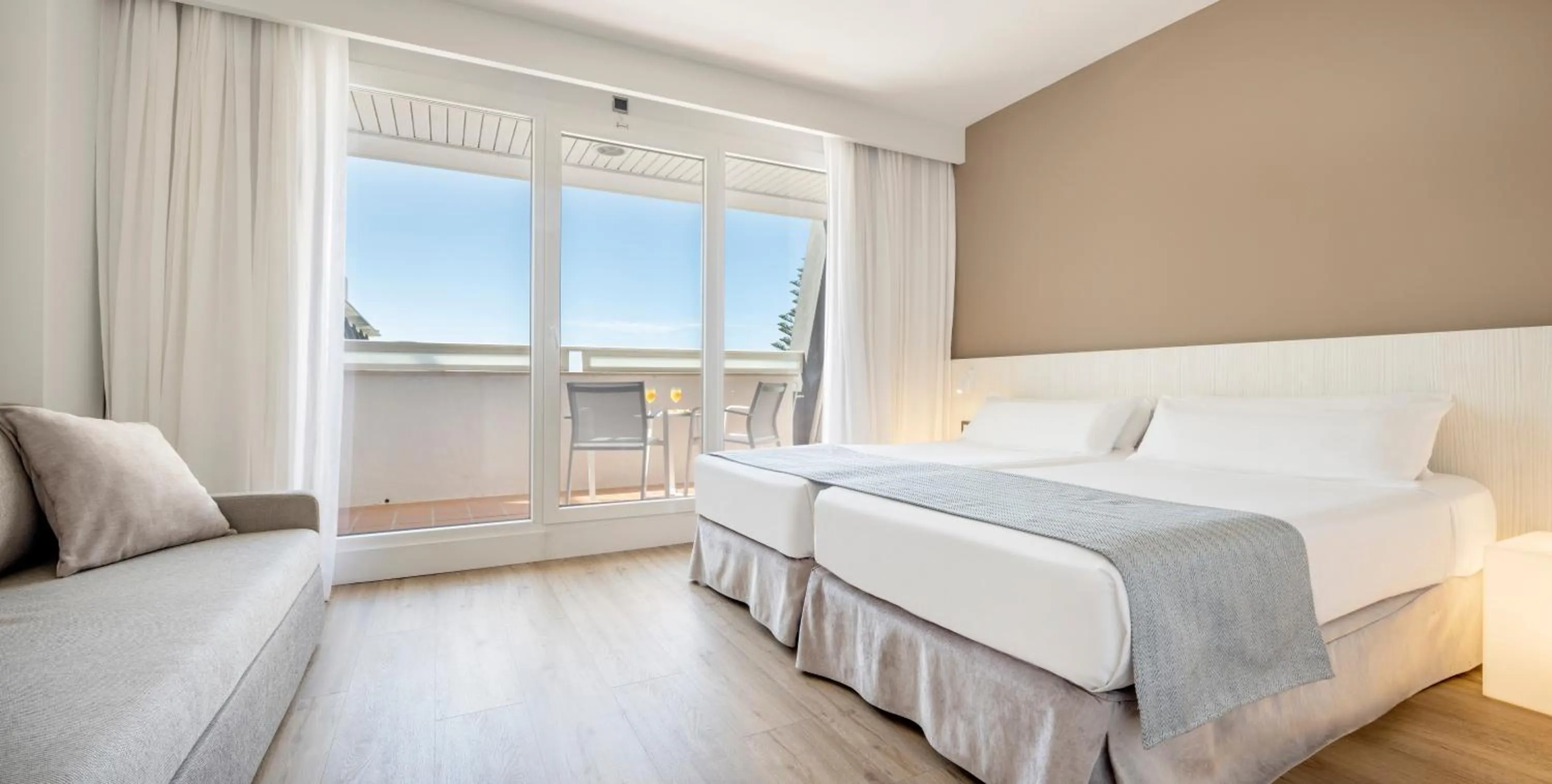 Photo of the whole room, Bed in Ilunion Islantilla