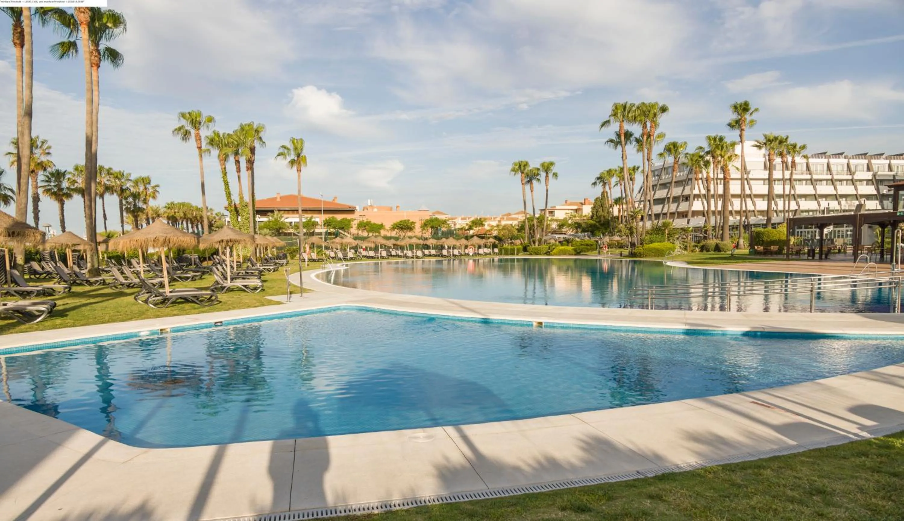 Swimming pool in Ilunion Islantilla