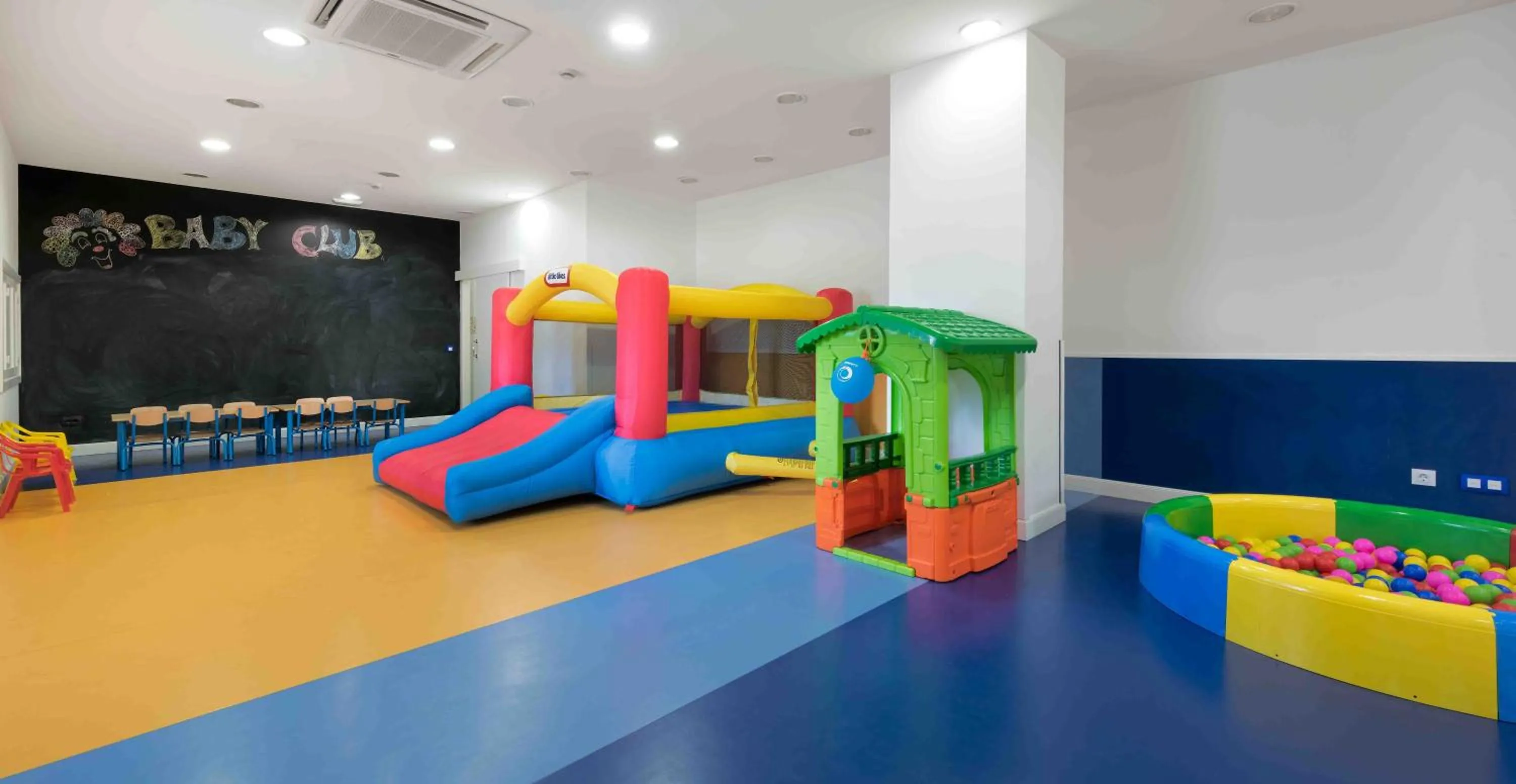 Kids's club in Ilunion Islantilla