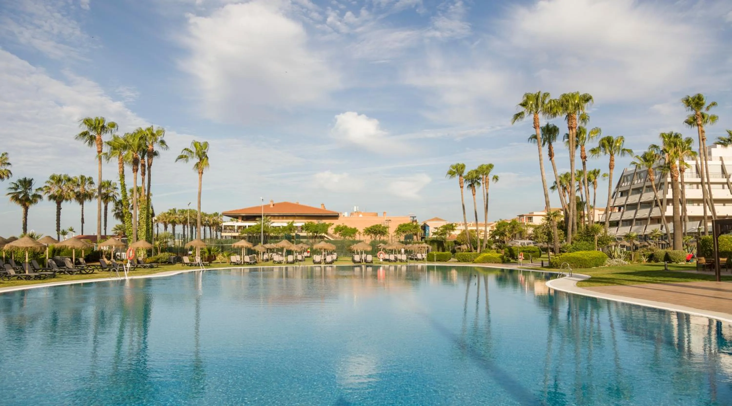 Swimming pool in Ilunion Islantilla
