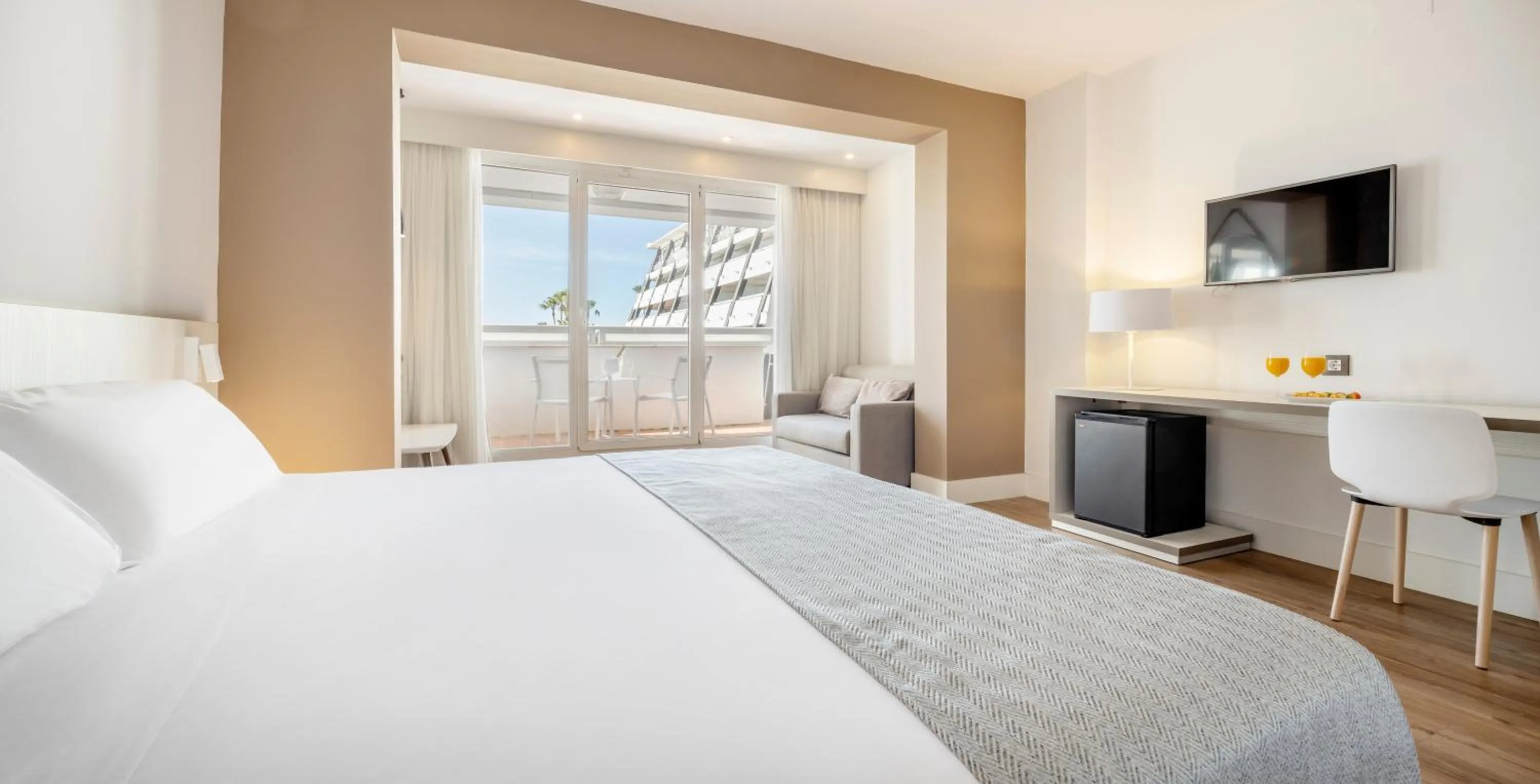 Photo of the whole room, Bed in Ilunion Islantilla