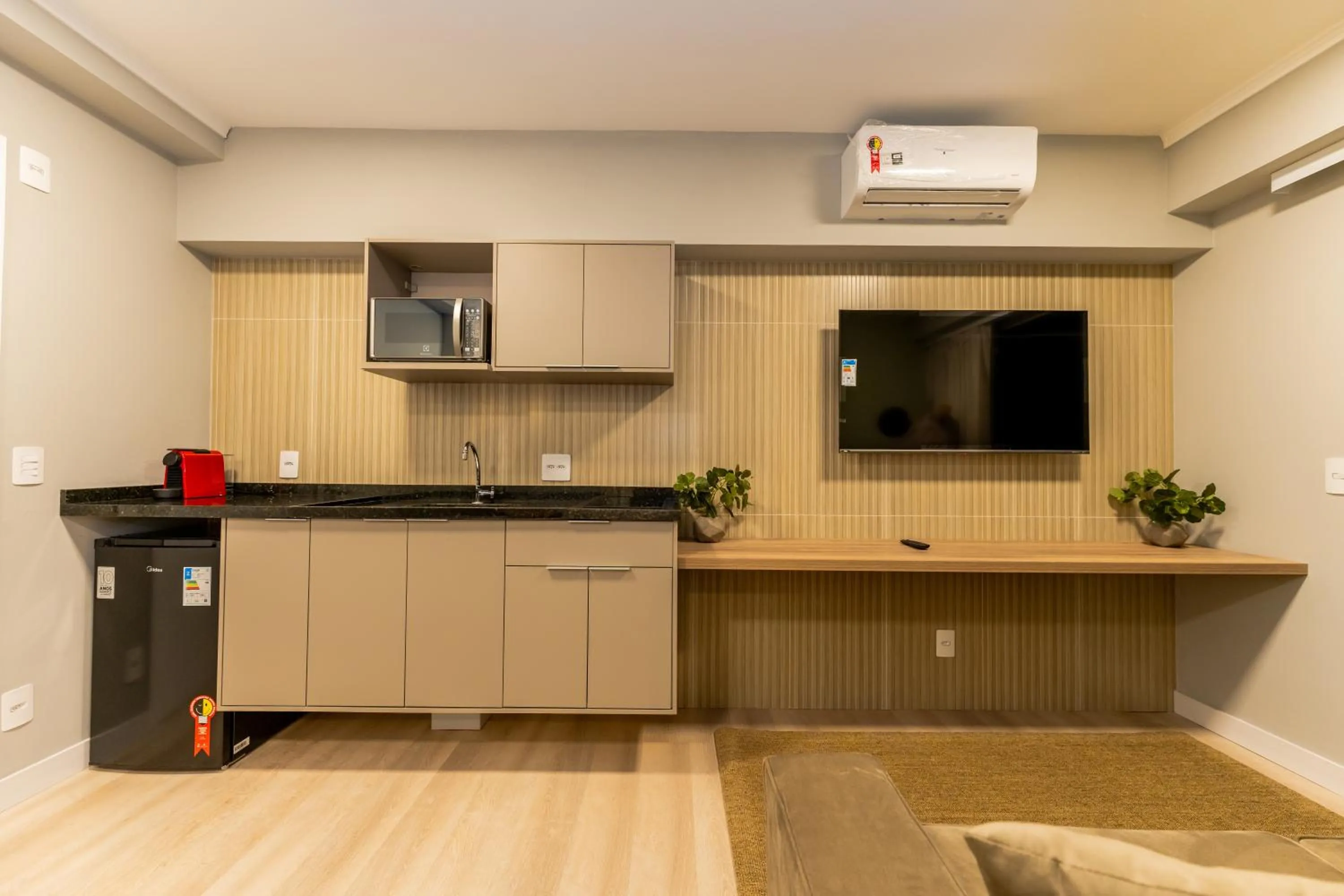 TV and multimedia in Apartamentos Studio Allure Moema - Com café da manhã e Valet opcional, Recepção 24 horas