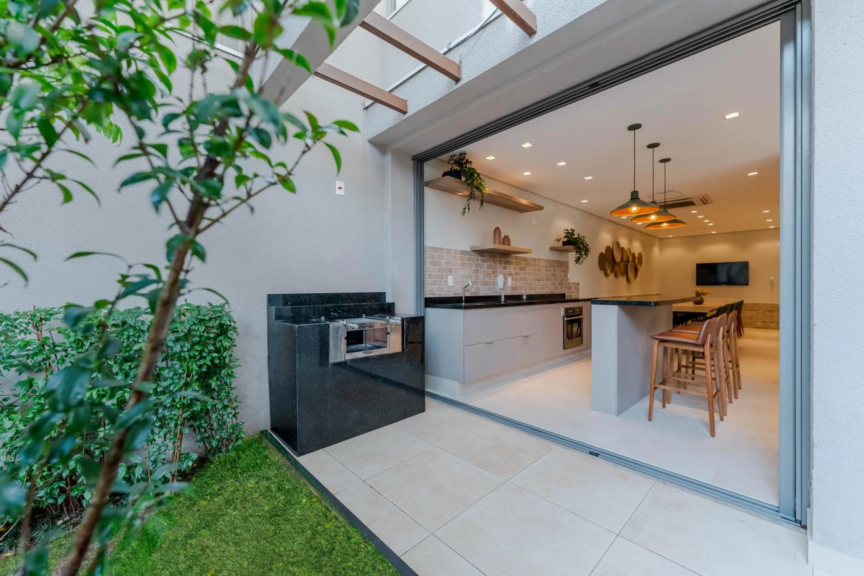 BBQ facilities in Apartamentos Studio Allure Moema - Com café da manhã e Valet opcional, Recepção 24 horas