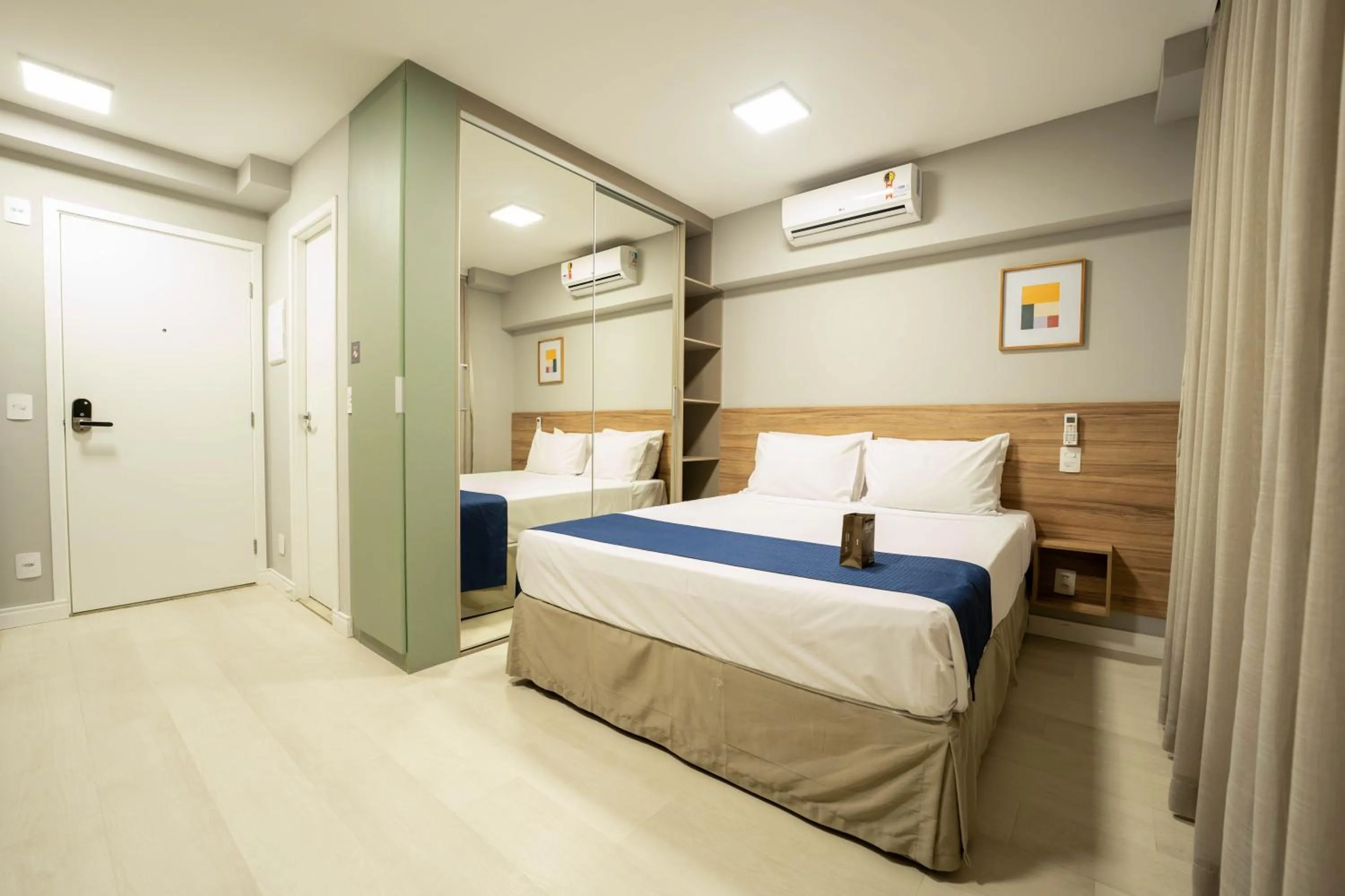 Photo of the whole room, Bed in Apartamentos Studio Allure Moema - Com café da manhã e Valet opcional, Recepção 24 horas