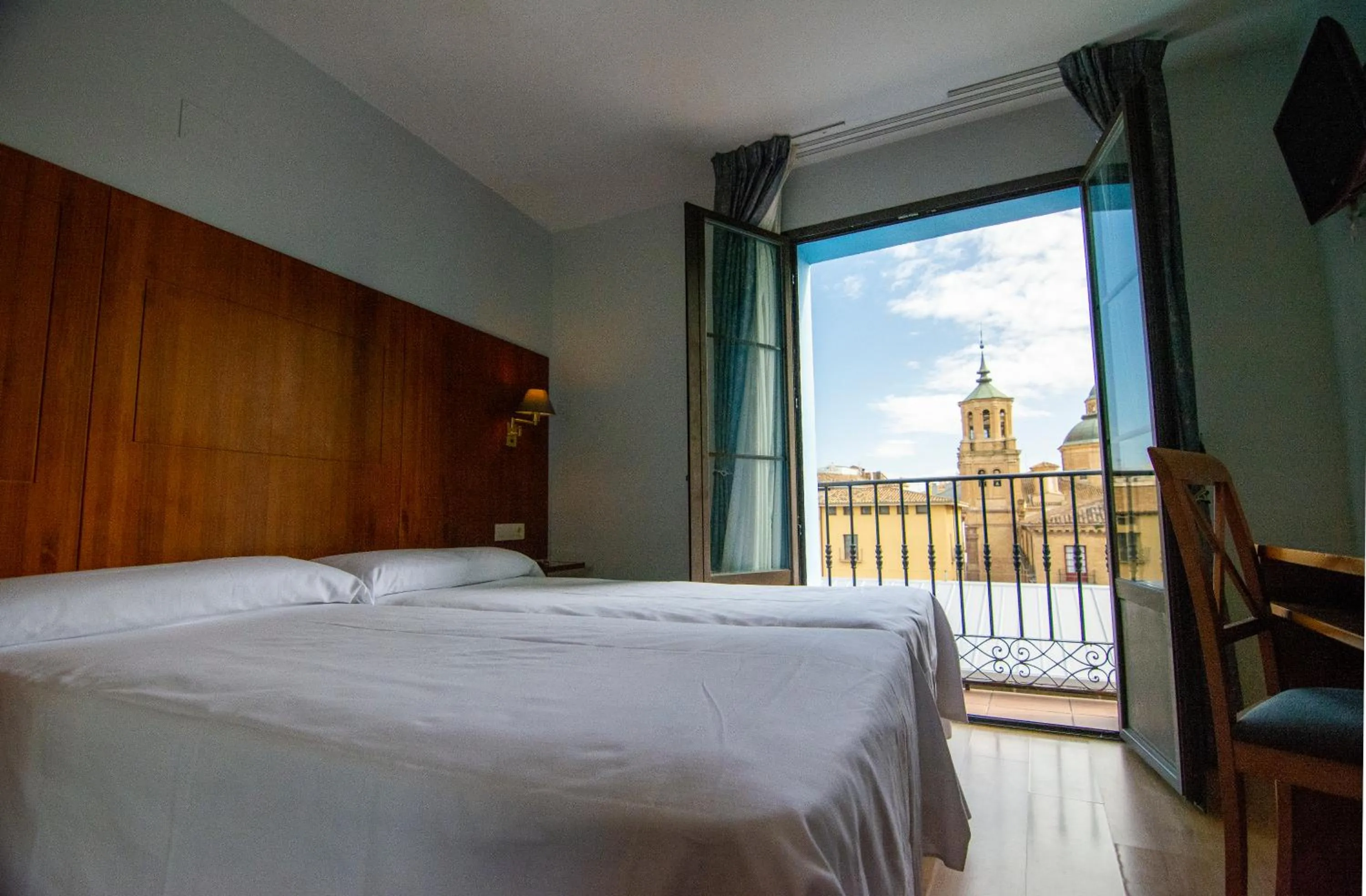 View (from property/room), Bed in Hotel Hispania