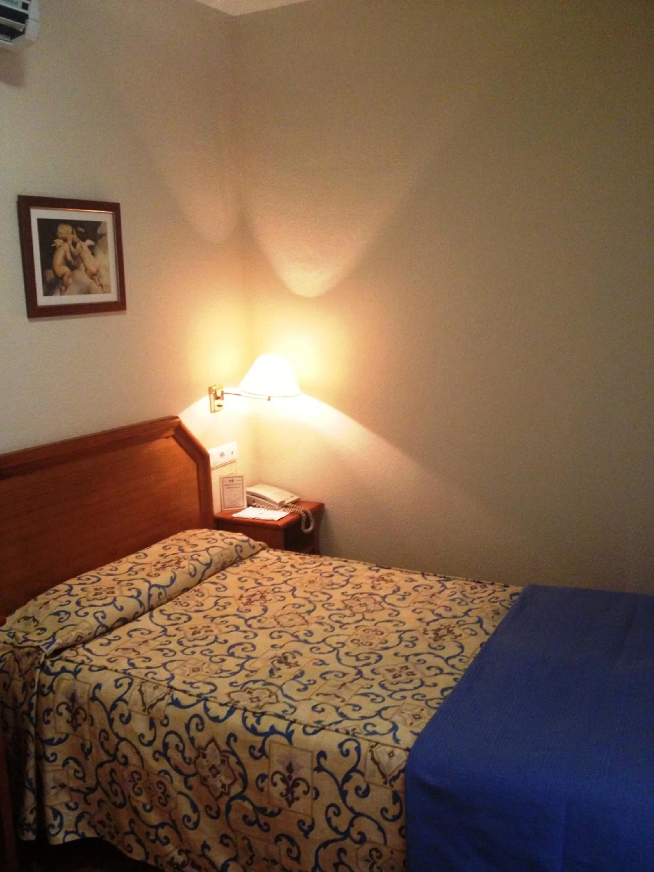 Bed in Hotel Hispania