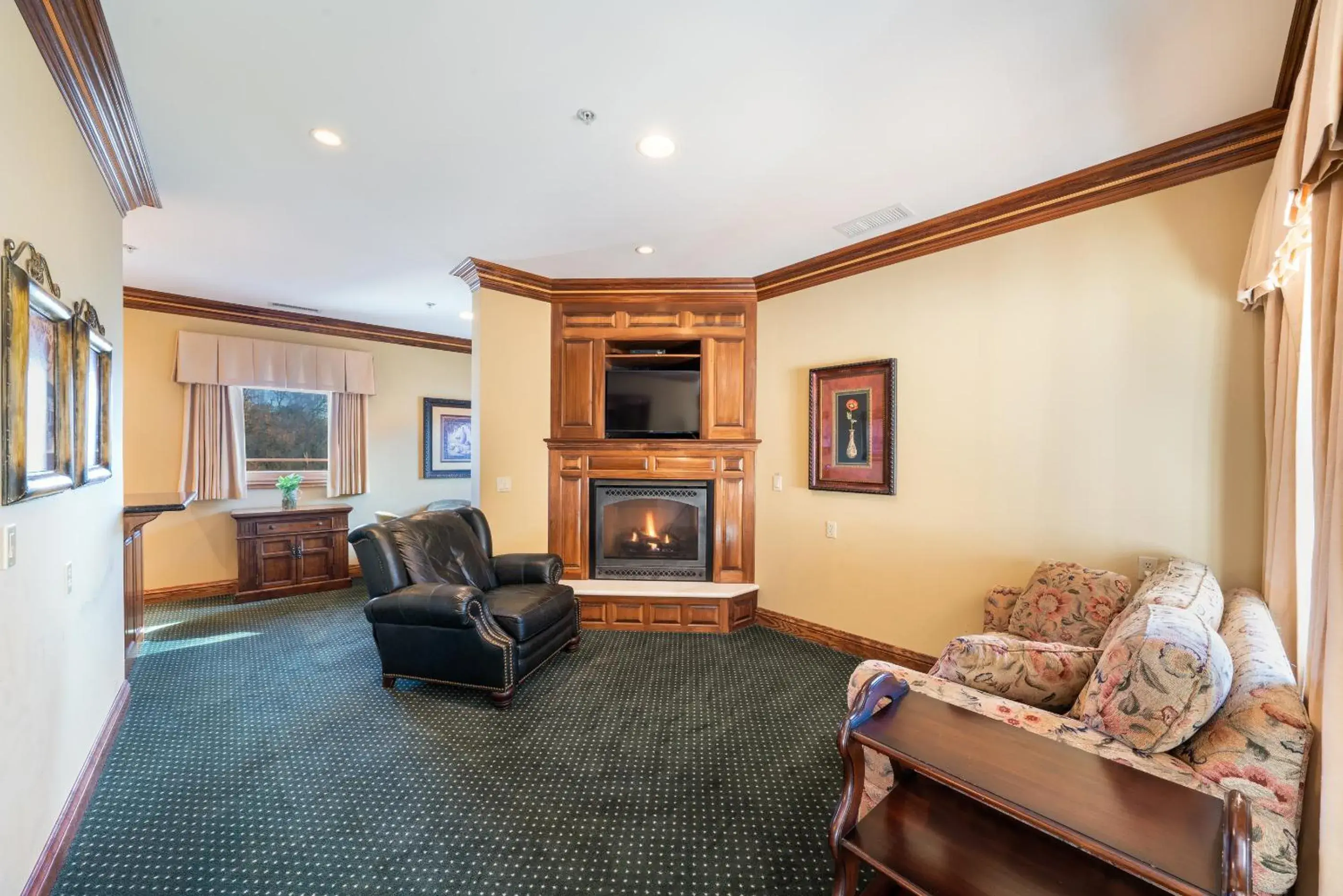 Deluxe Queen Suite in Stock Farm Inn Deluxe Queen Suite in Stock Farm Inn