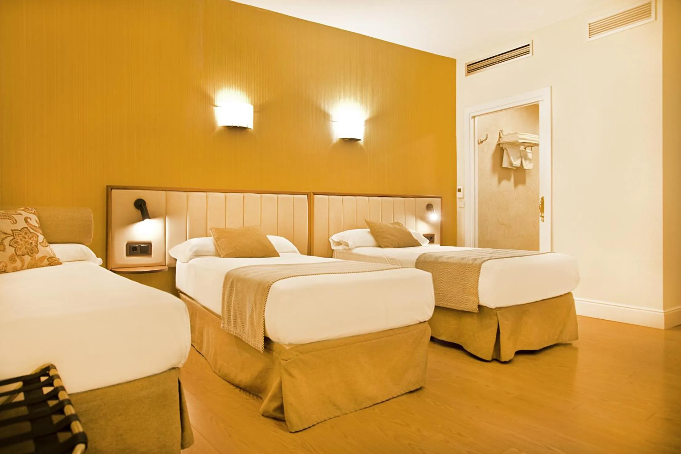 Facility for disabled guests, Bed in Hospedium Hotel Los Condes