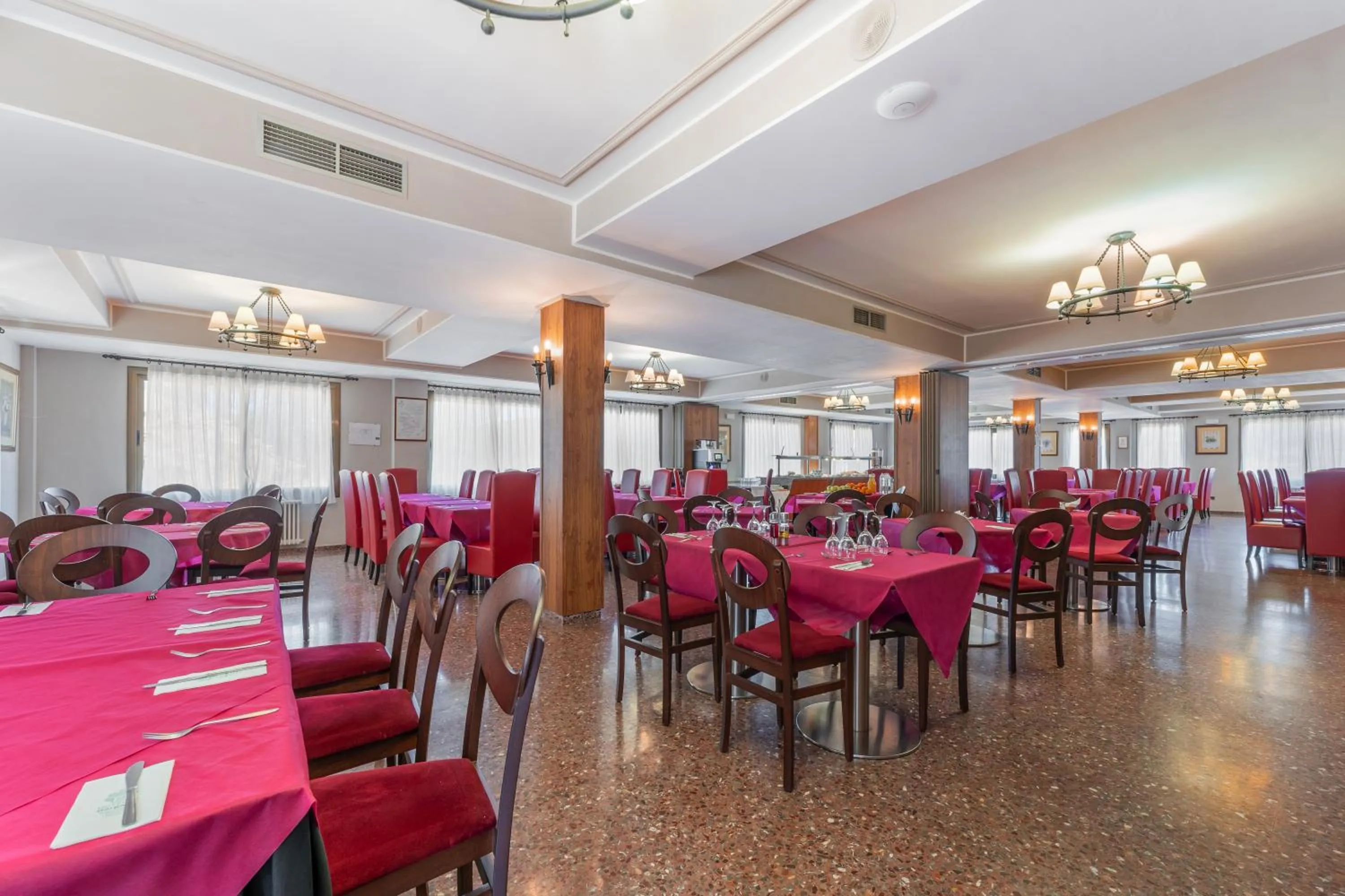Dining area in Hotel Mora