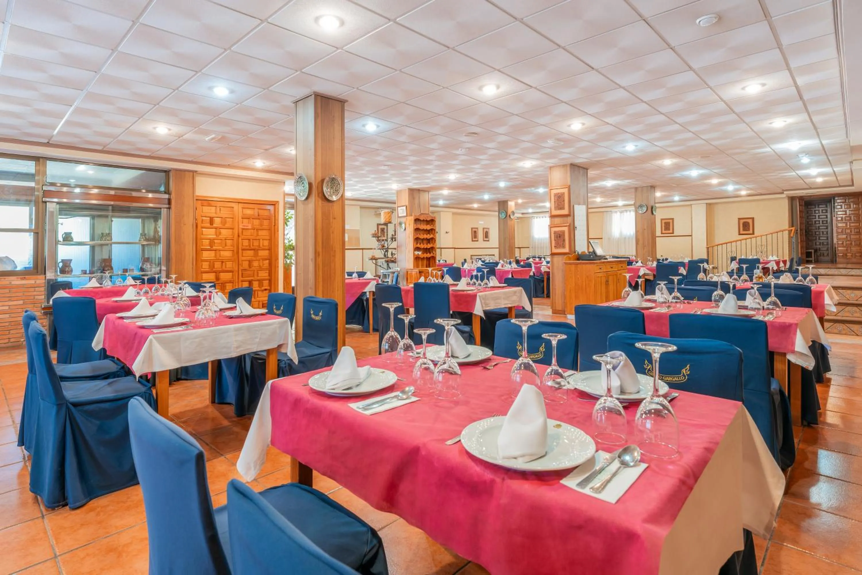 Restaurant/places to eat in Hotel Mora
