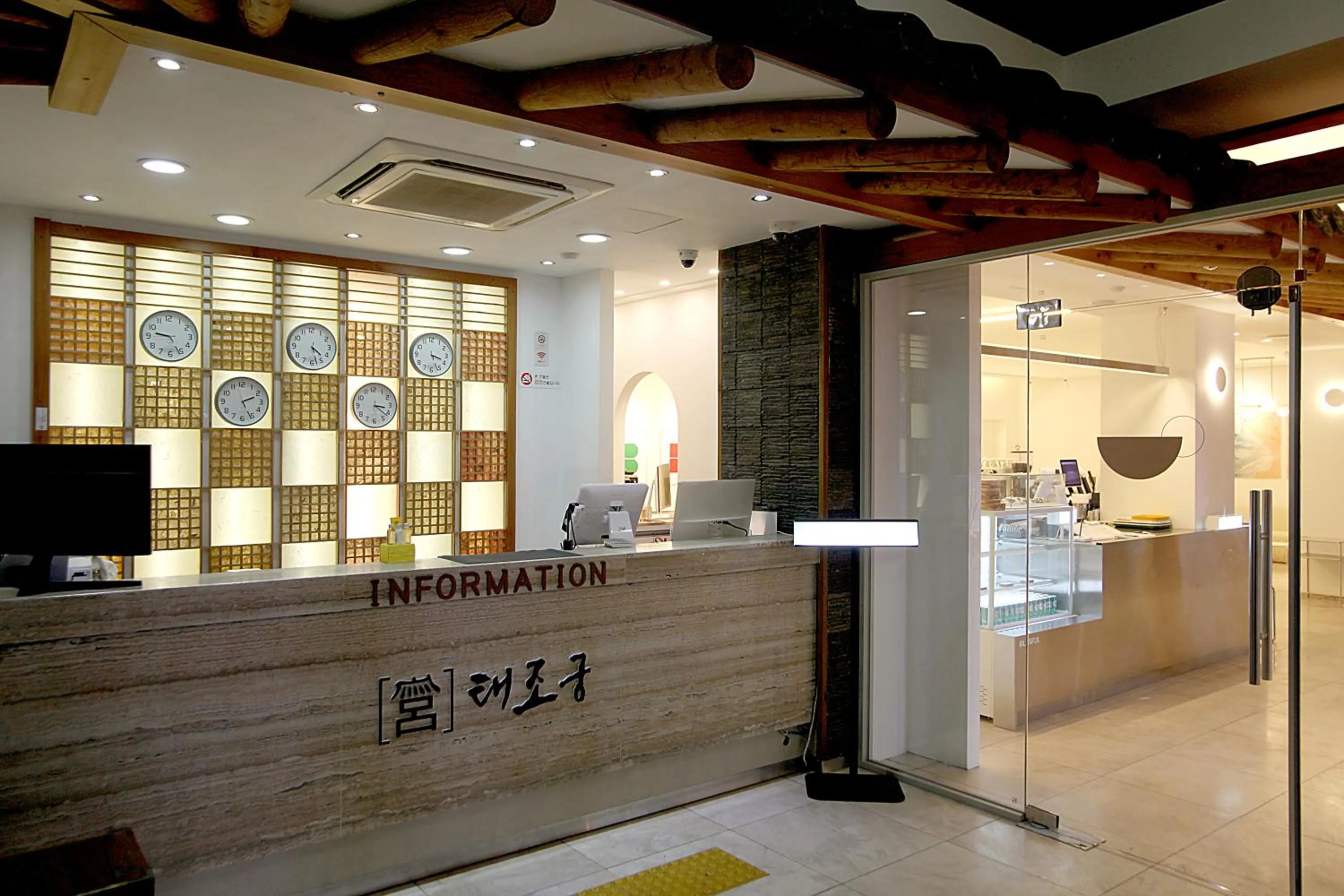 Lobby or reception in Jeonju Hanok Taejogung Hotel