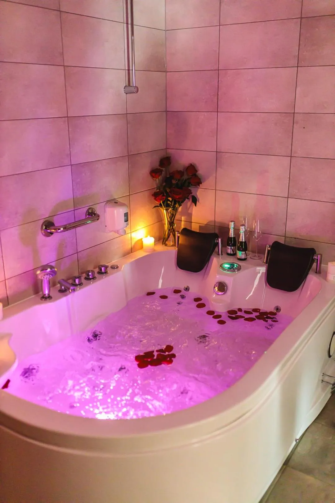 Hot Tub in Hotel Akwawit