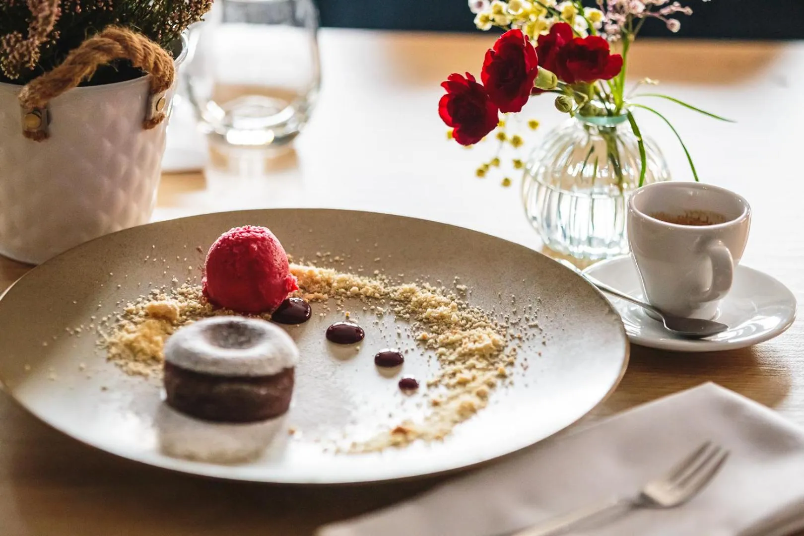 Restaurant/places to eat in Hotel Akwawit