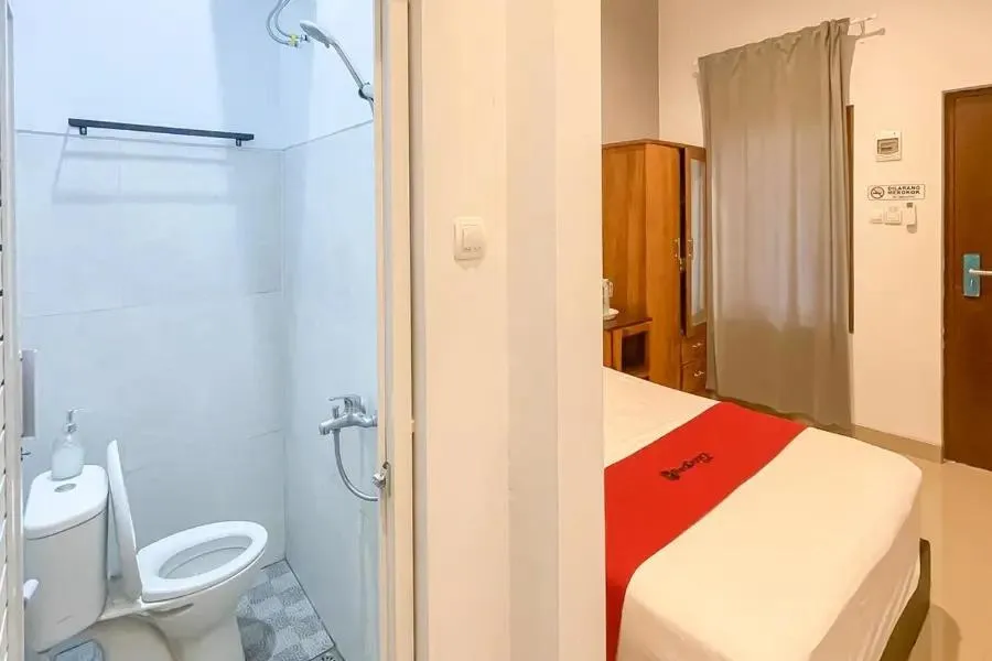 Bathroom in RedDoorz Plus near Alun Alun Kota Blora