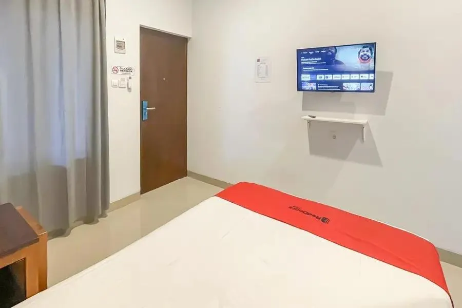 Bedroom, Bed in RedDoorz Plus near Alun Alun Kota Blora