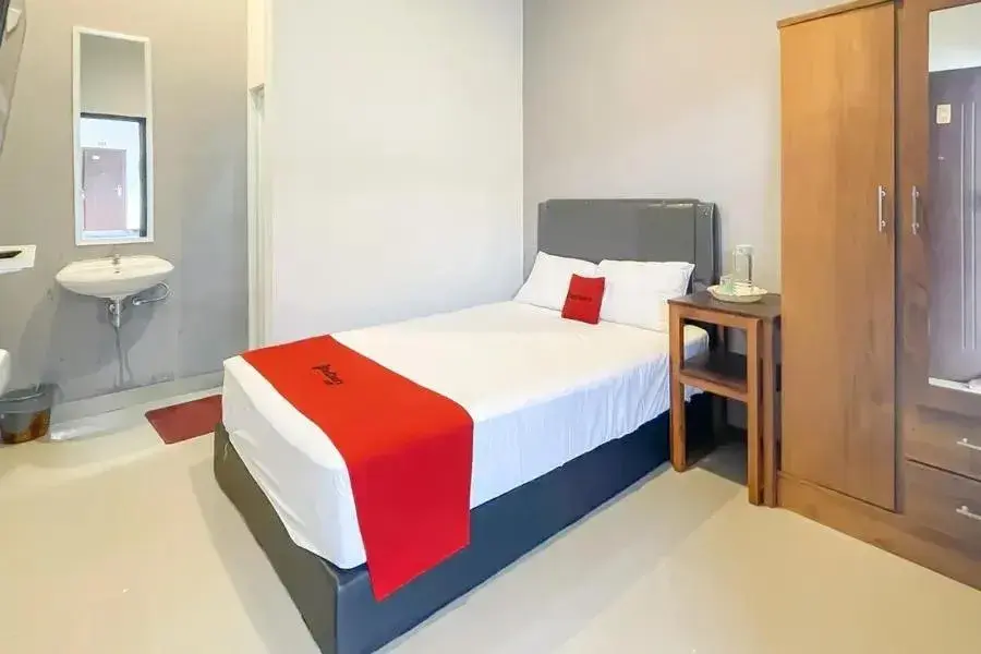 Standard Double Room in RedDoorz Plus near Alun Alun Kota Blora Standard Double Room in RedDoorz Plus near Alun Alun Kota Blora
