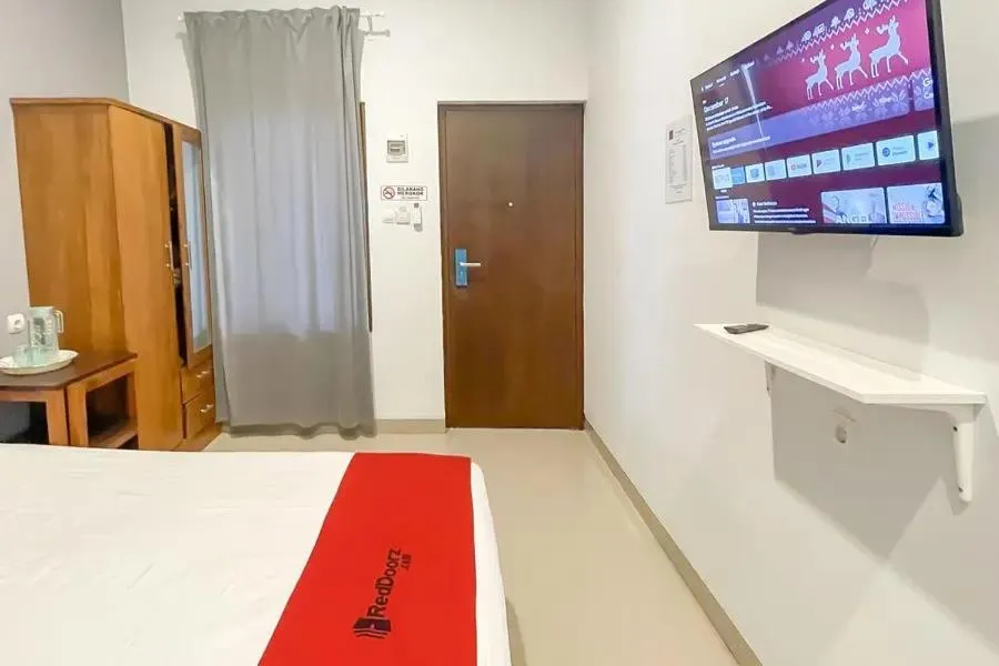 Bathroom, Bed in RedDoorz Plus near Alun Alun Kota Blora