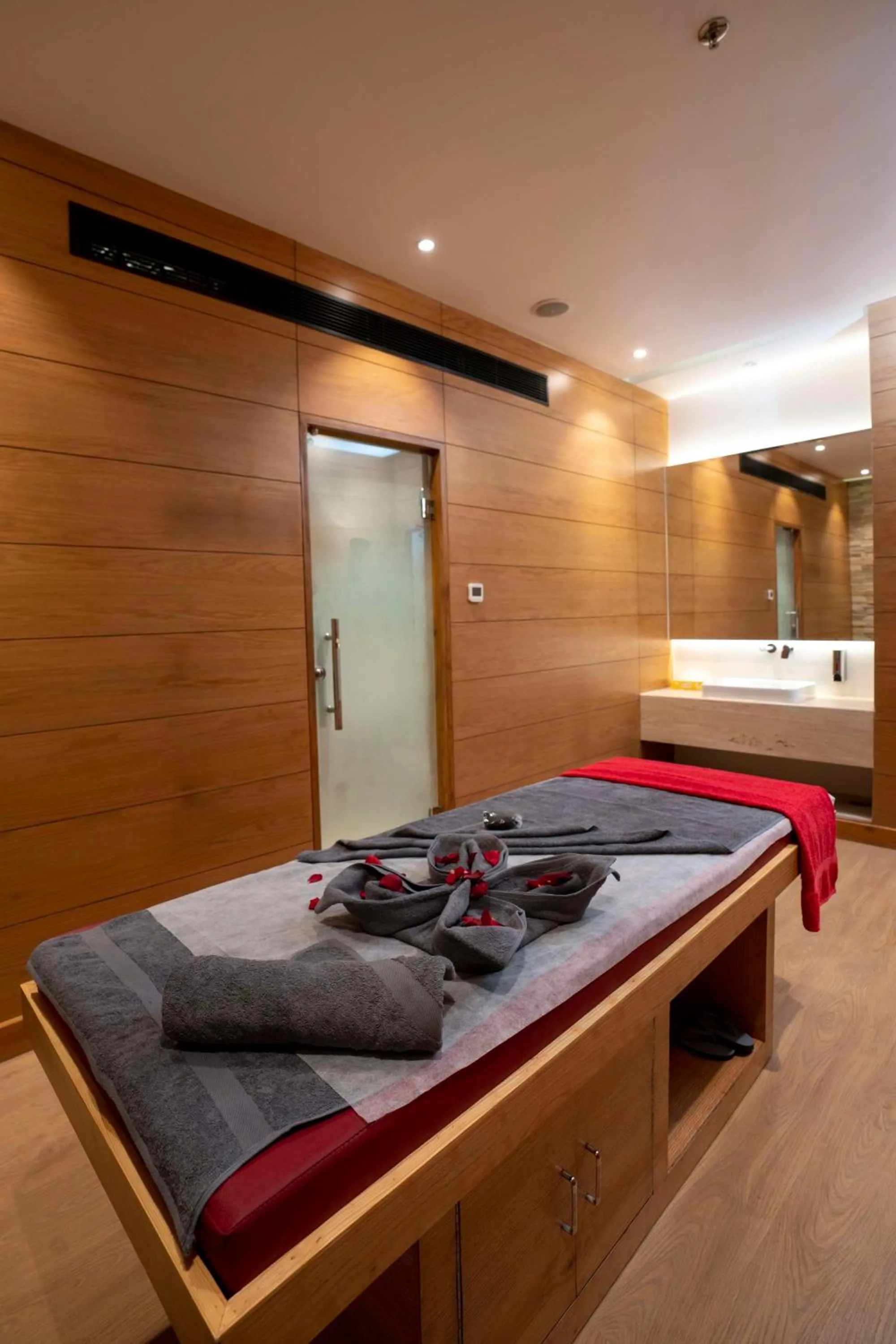 Spa and wellness centre/facilities, Bed in Best Western Plus Chandigarh Mohali