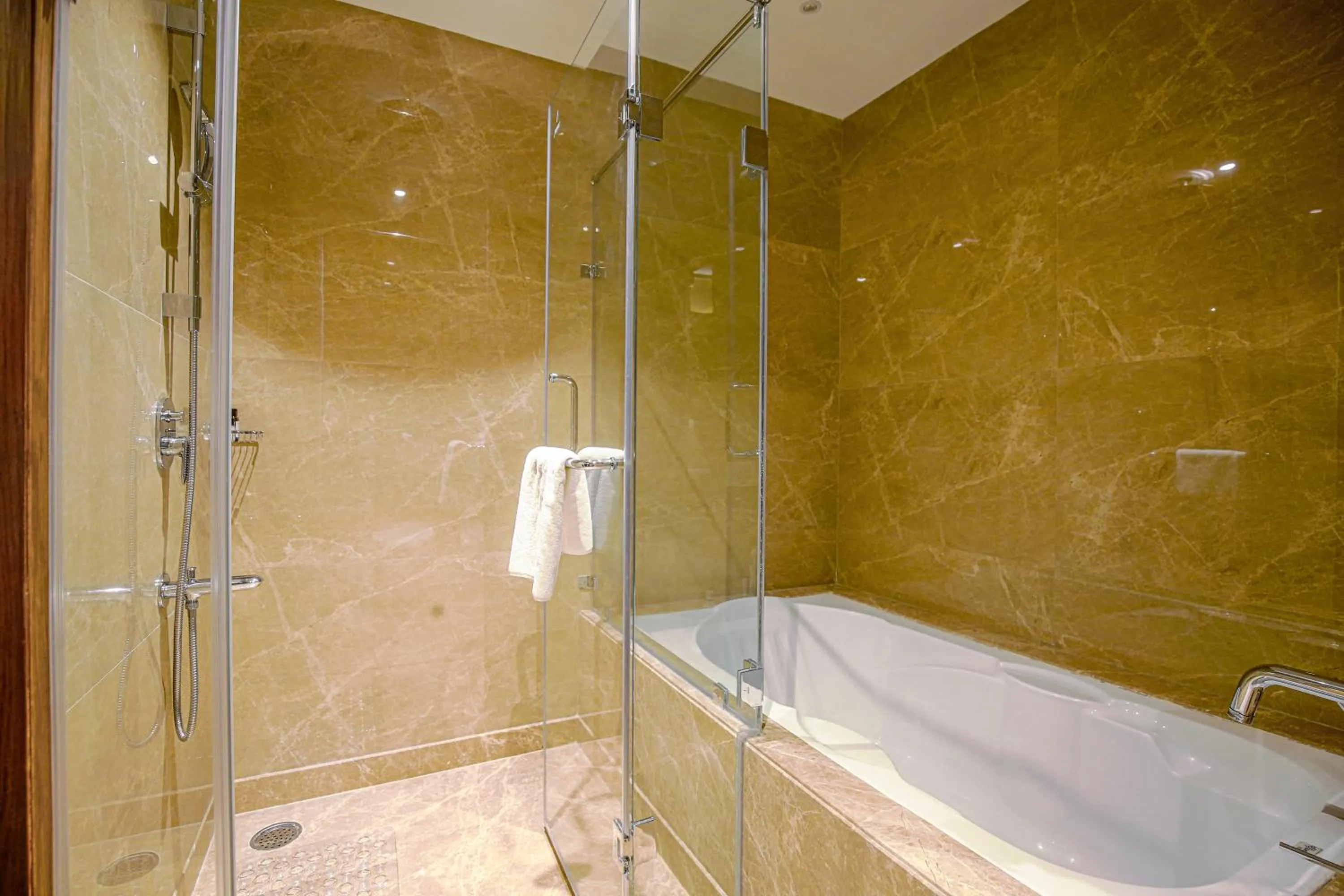 Bath in Best Western Plus Chandigarh Mohali