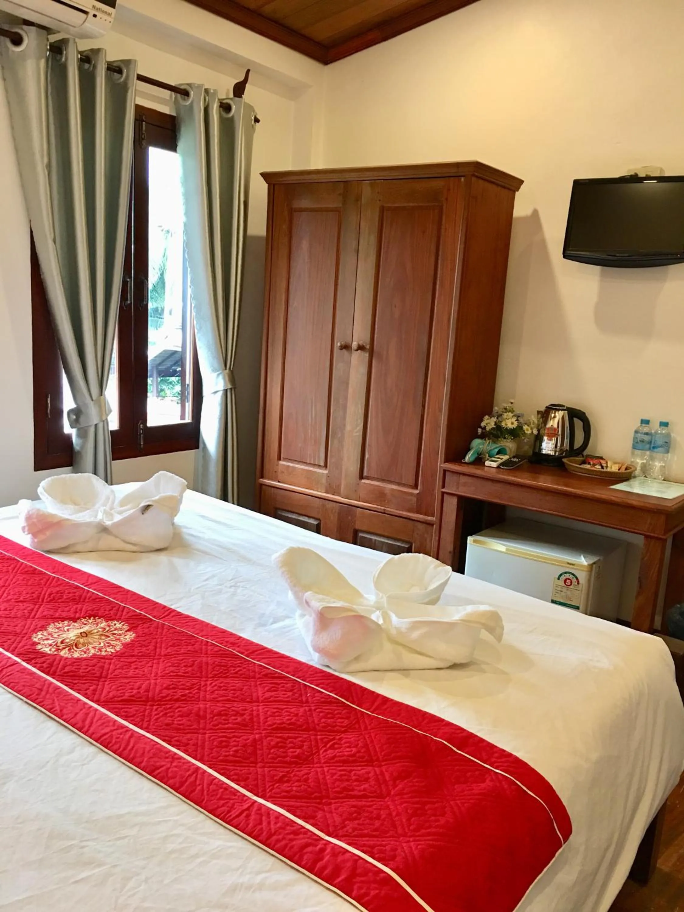 Communal lounge/ TV room, Bed in Luang Prabang Pangkham Lodge