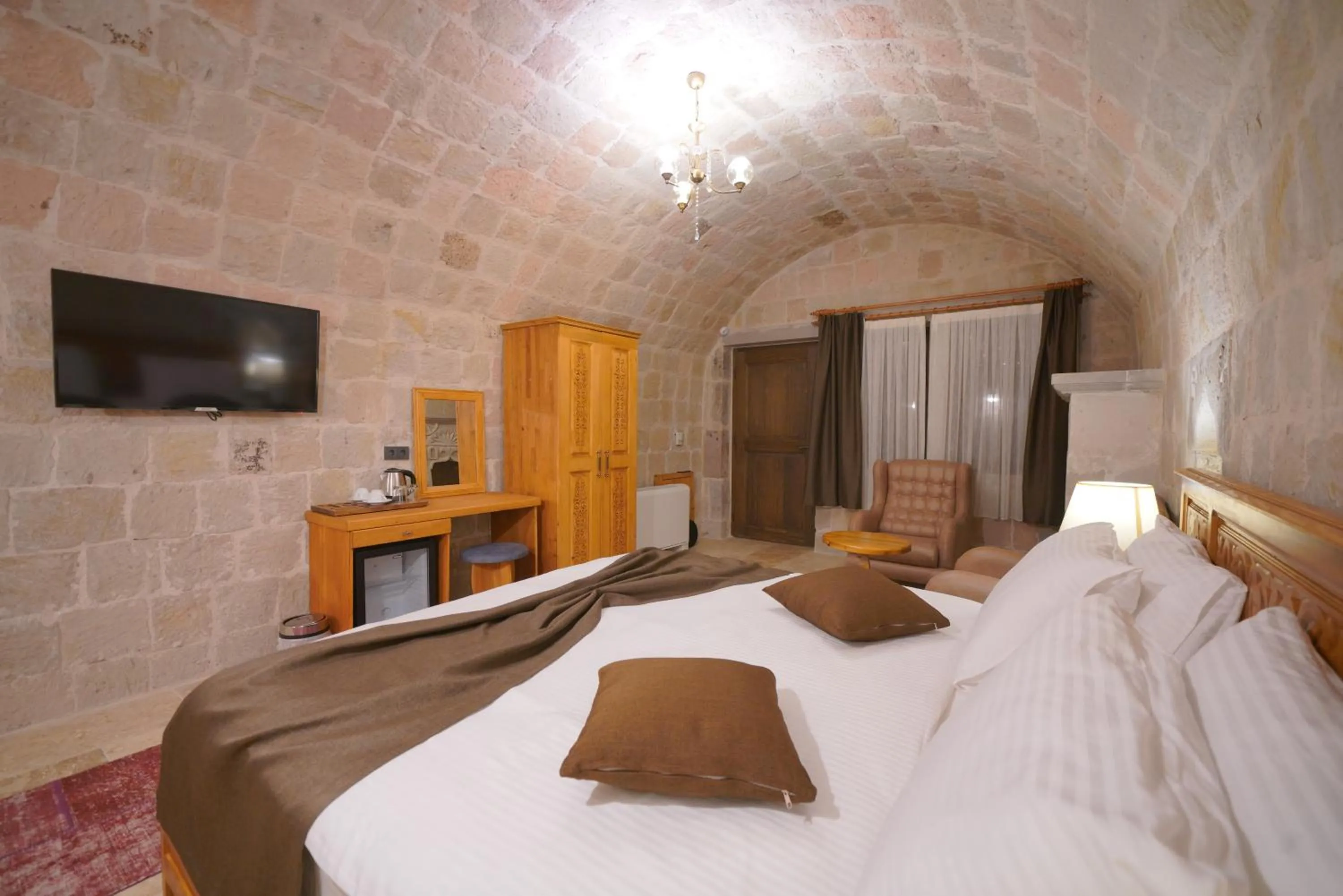 Communal lounge/ TV room, Bed in Cappadocia Secret Hill Cave Suites