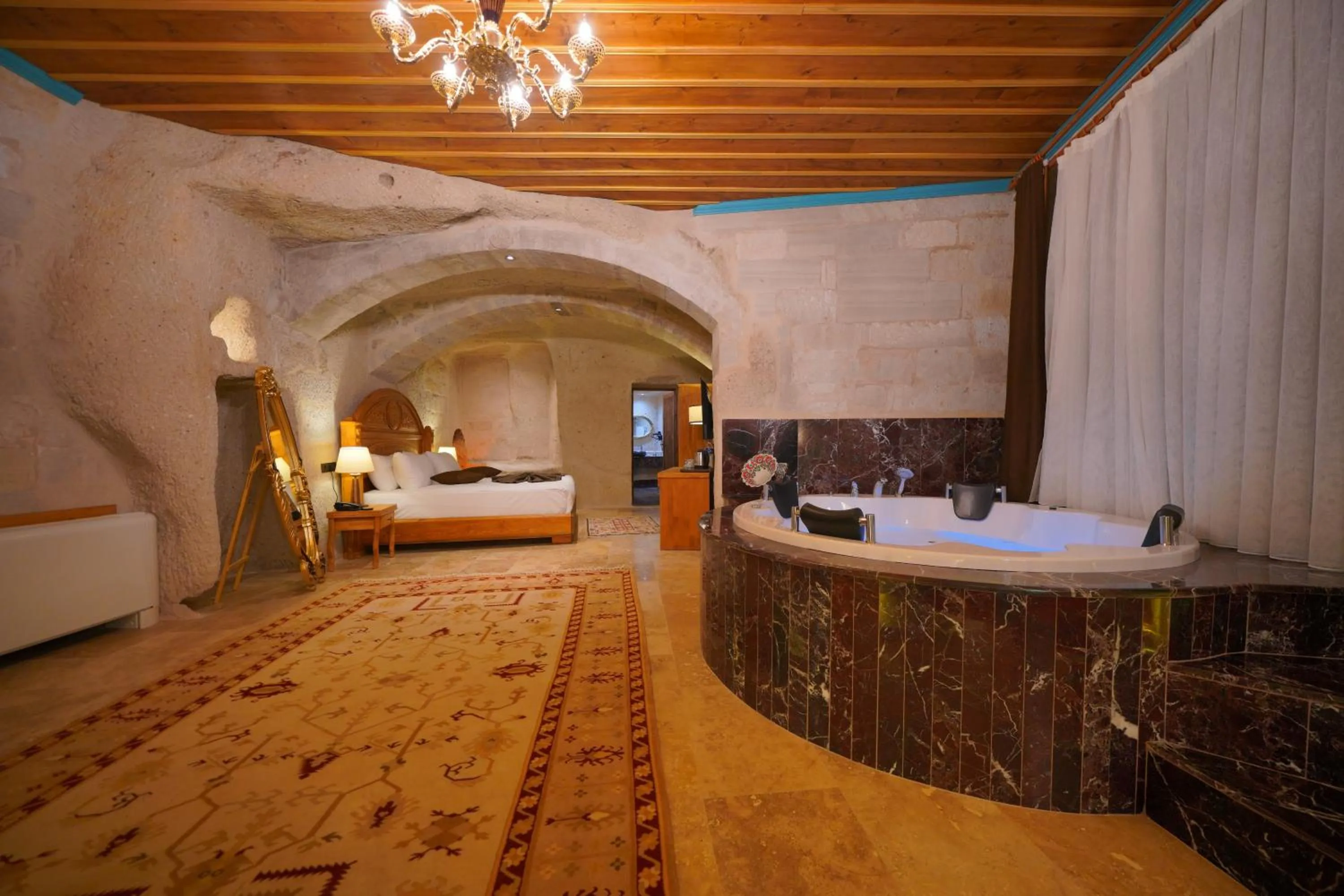 Hot Tub, Bed in Cappadocia Secret Hill Cave Suites
