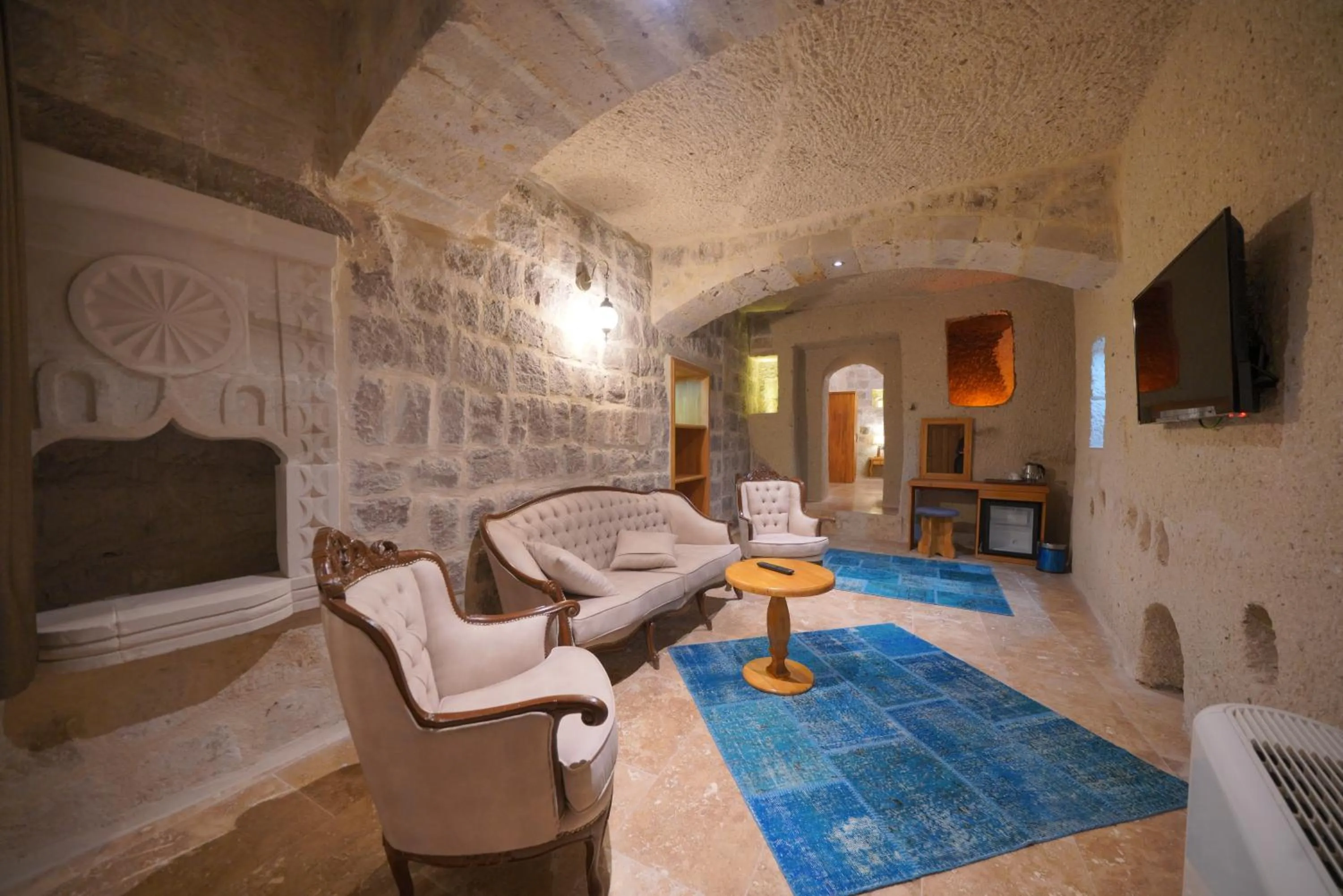 Communal lounge/ TV room in Cappadocia Secret Hill Cave Suites