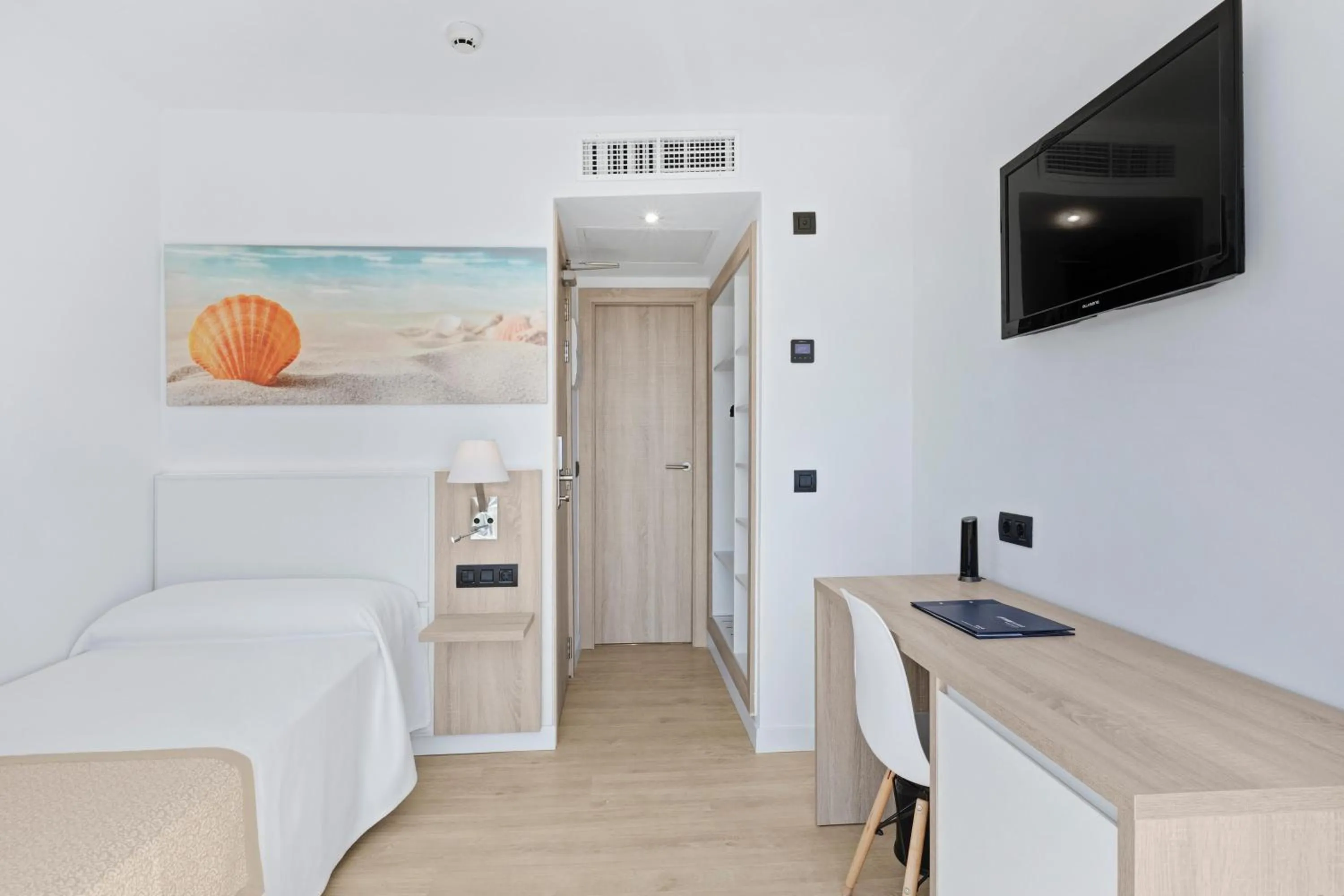 Photo of the whole room, Bed in THB Cala Lliteras - Adults Only