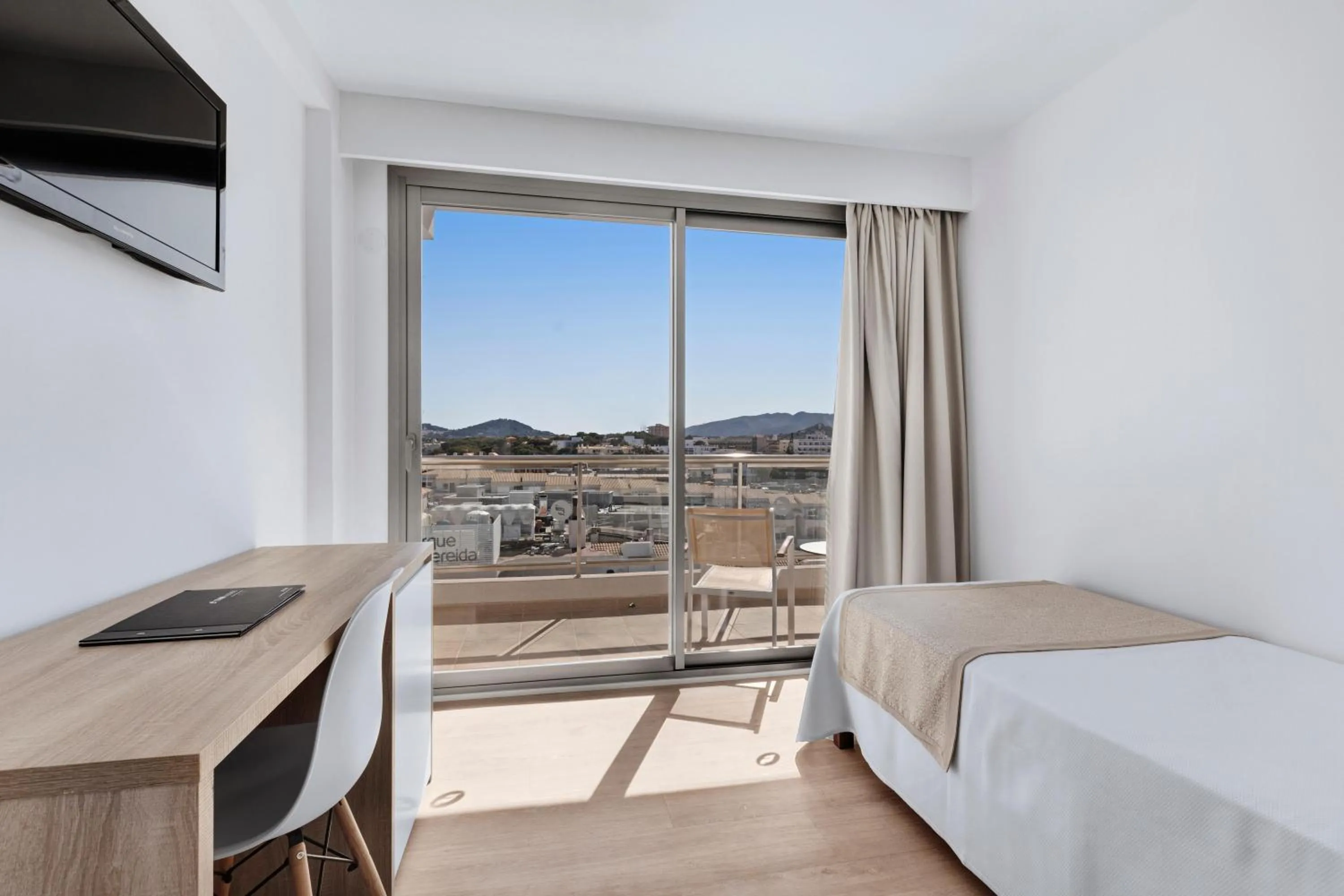 Photo of the whole room, Bed in THB Cala Lliteras - Adults Only