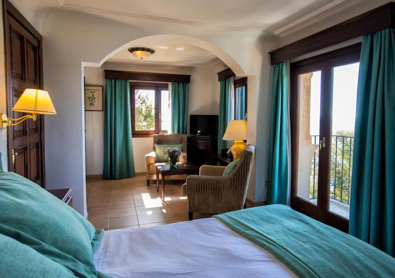 Photo of the whole room, Bed in Hotel Bendinat