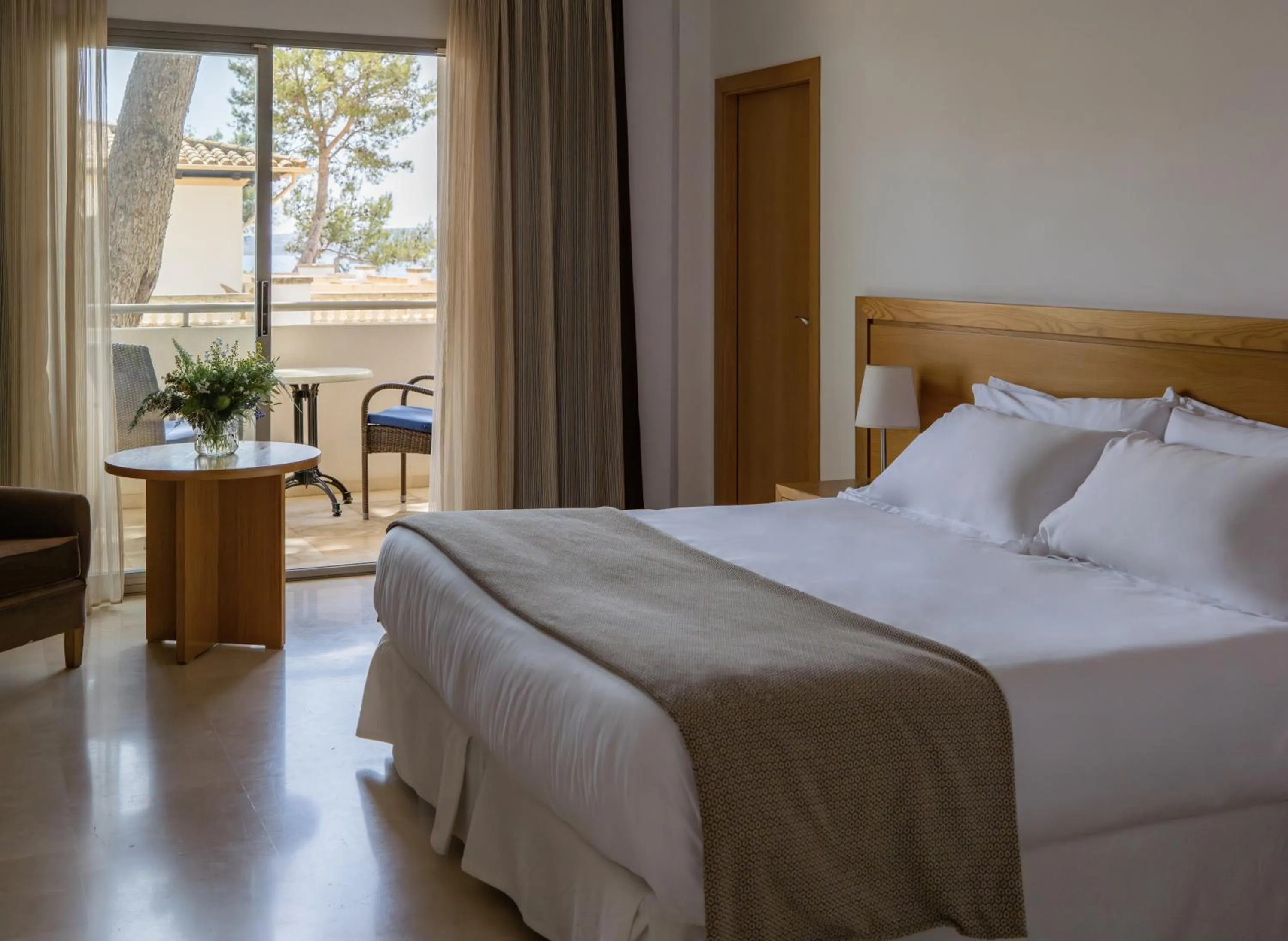 Photo of the whole room, Bed in Hotel Bendinat