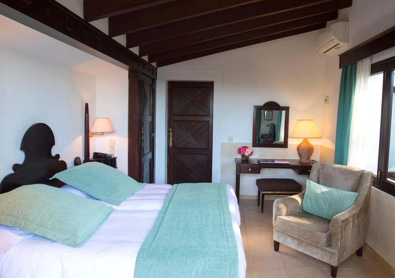 Photo of the whole room, Bed in Hotel Bendinat