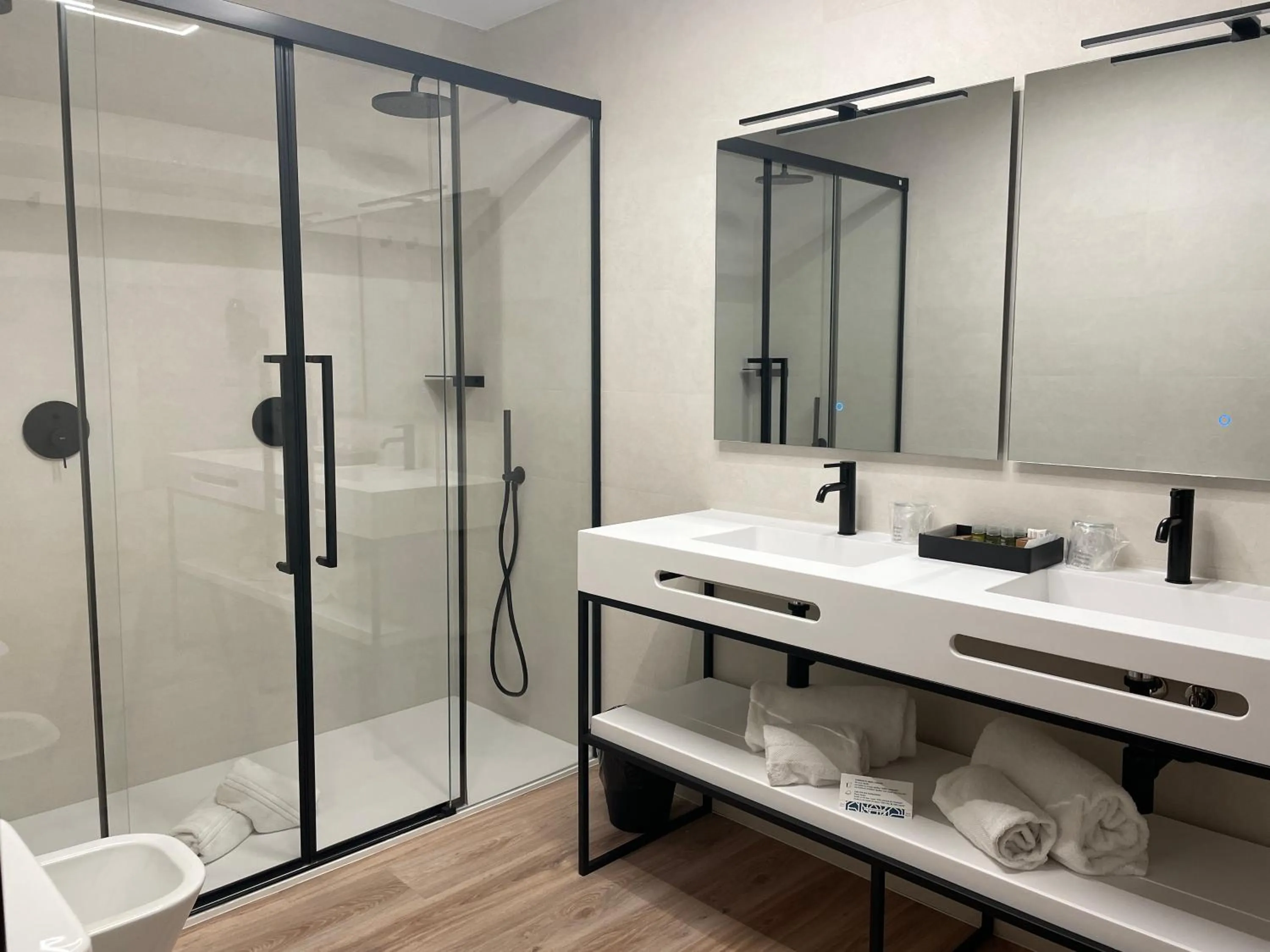 Photo of the whole room in Hotel Maria Cristina