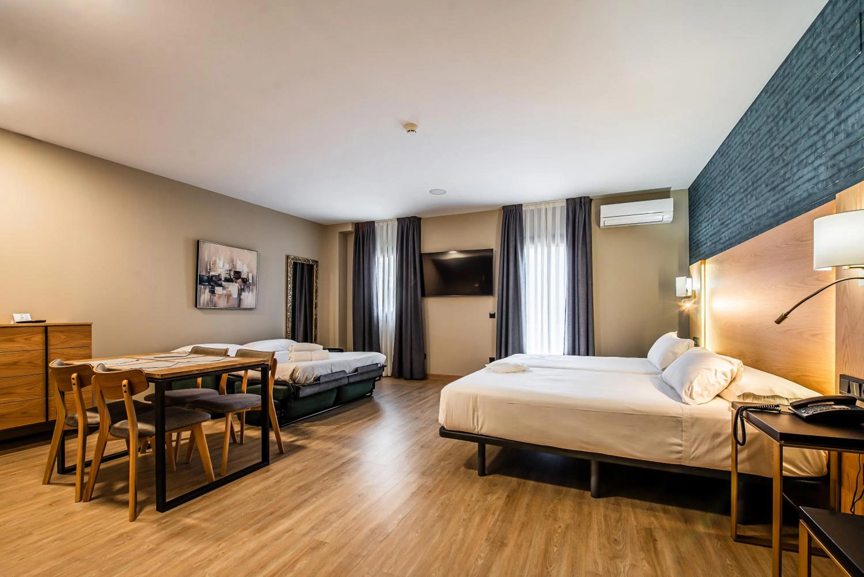 Photo of the whole room, Bed in Hotel Zentral Mayoral