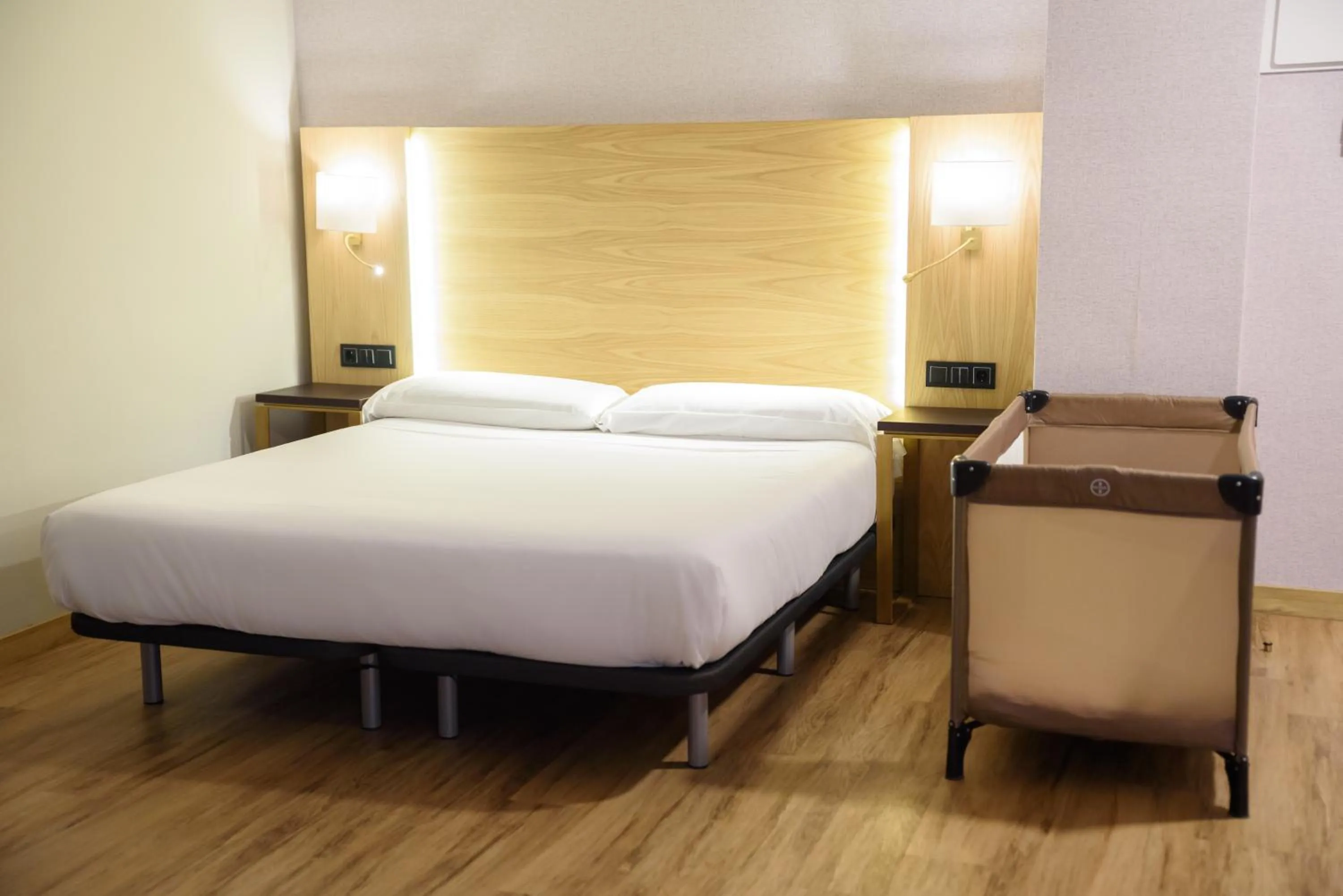 Bedroom, Bed in Hotel Zentral Mayoral