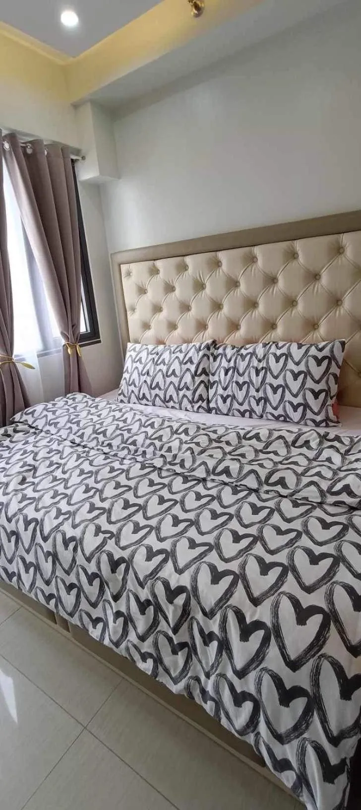 Bed in Deluxe Suites Razelles 2 at Shore 2 Residences Tower 1