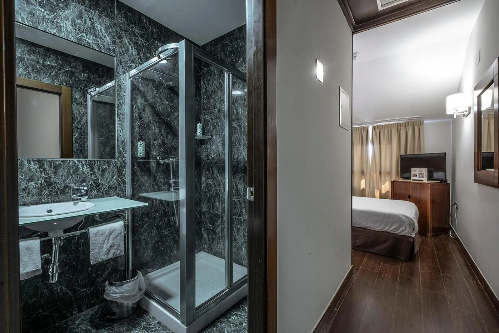 Shower, Bed in Hotel Hidalgo
