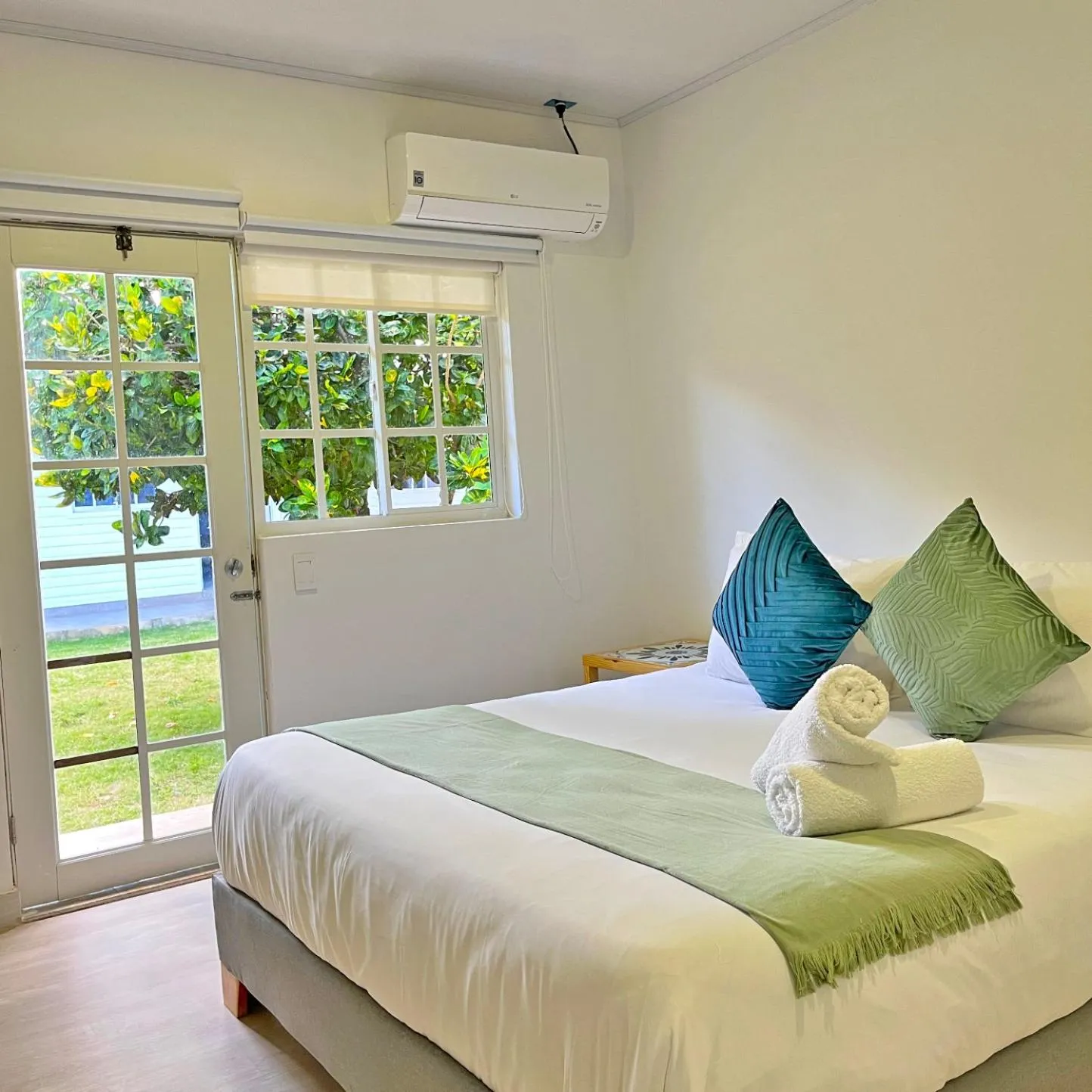 Photo of the whole room, Bed in Zaba Beach House