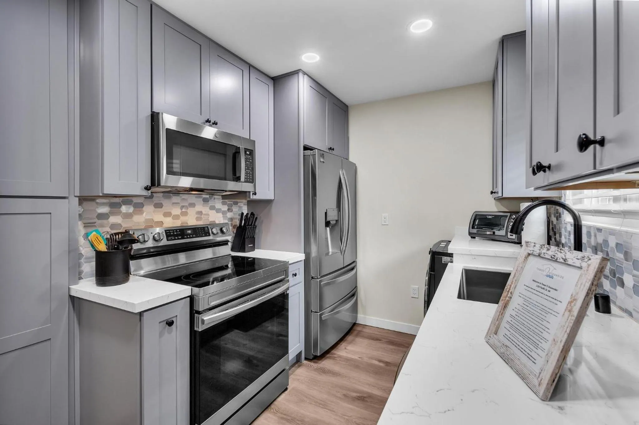 Kitchen or kitchenette in Tower 9 #4