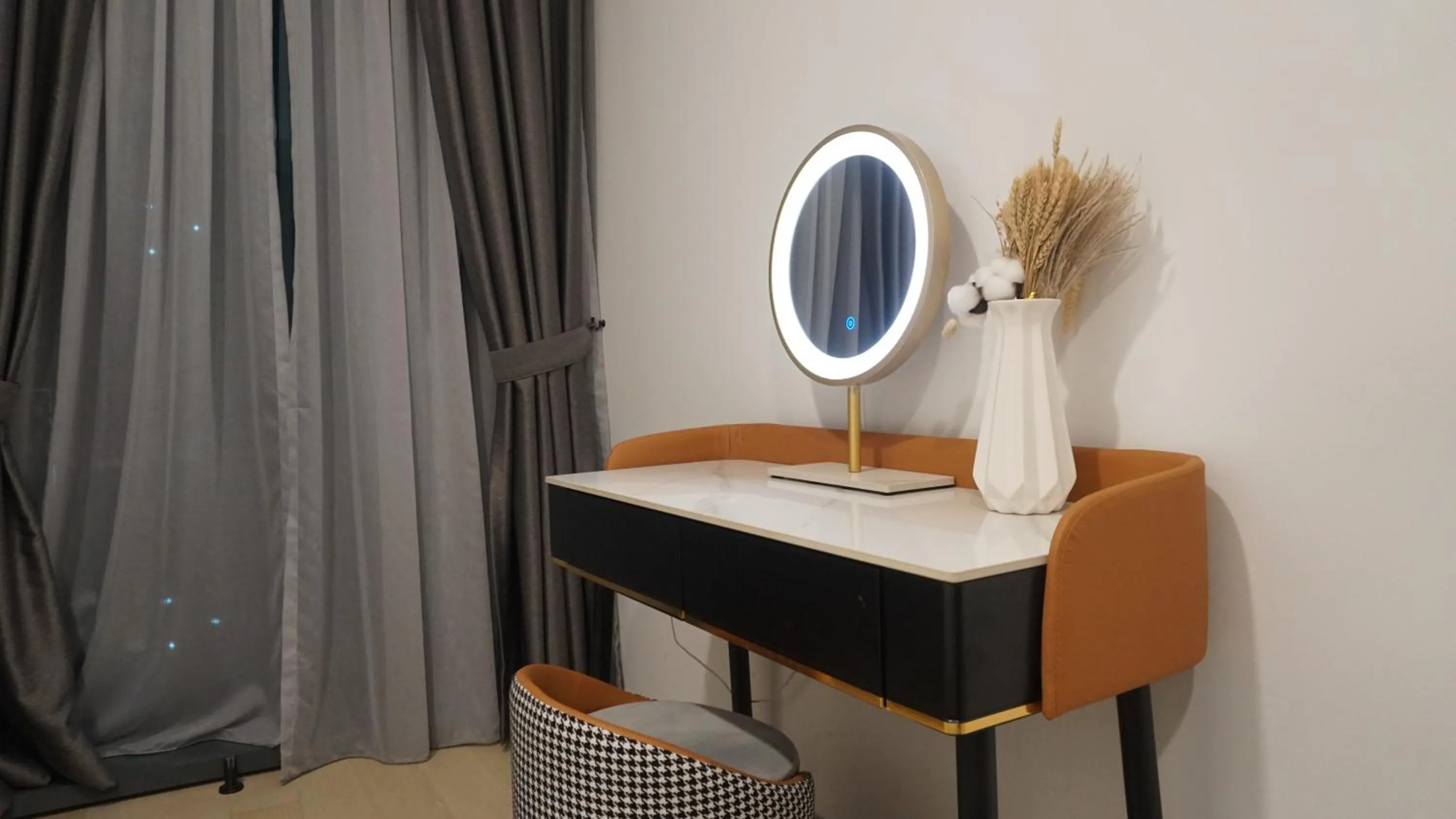 hair dresser in MOONWAY SUITES At EATON KLCC